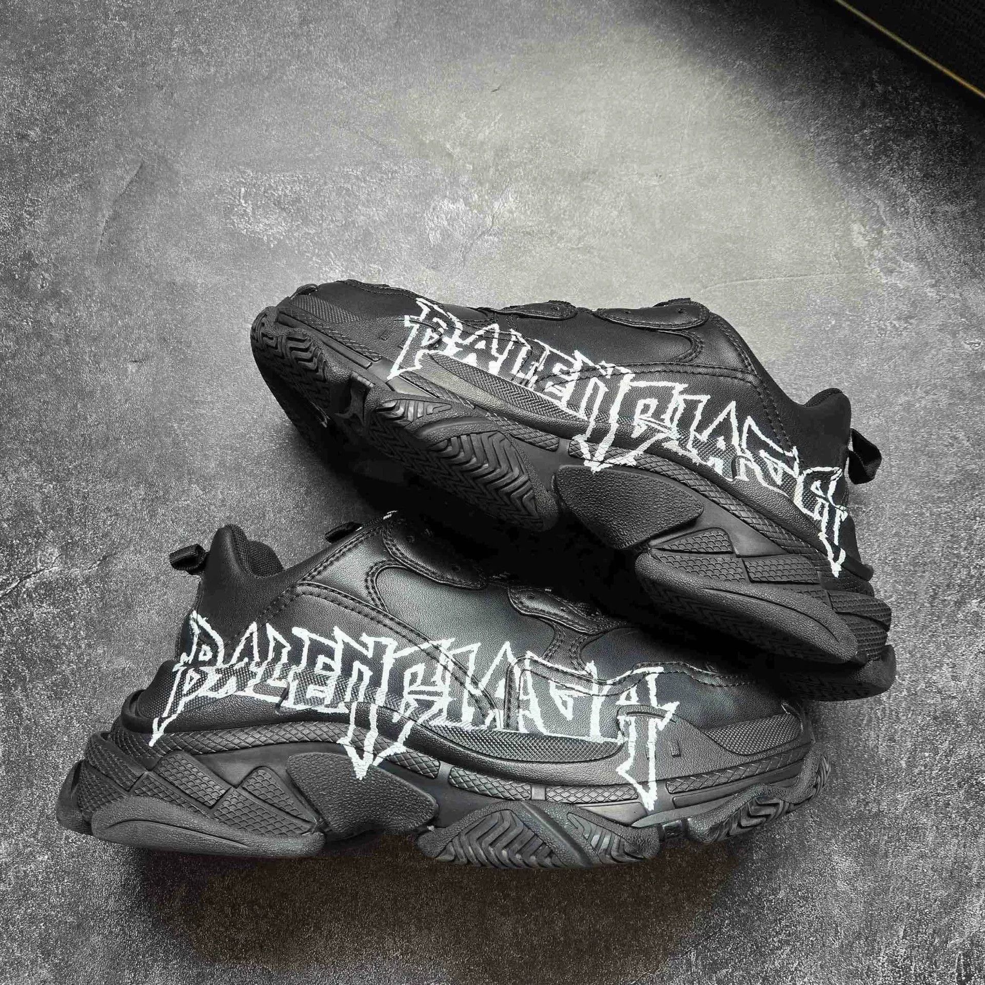 Balenciaga Balenciaga Graphic Black Lowtop Sneakers S Men Size US 10 / EU 43 - 1 Thumbnail