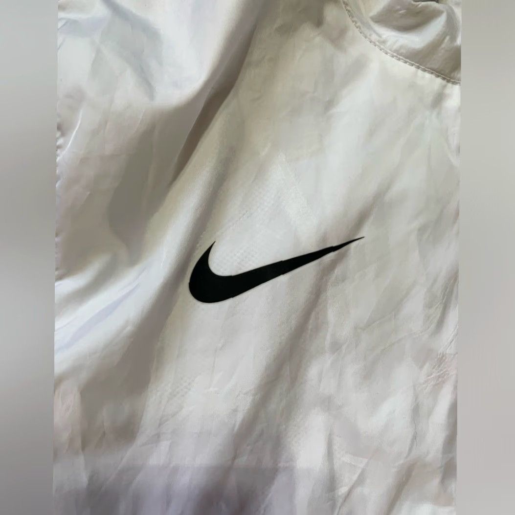 Nike Nike lightweight windbreaker jacket Nike white windbreaker jacket Women S White Nylon Basic Jacket Running Lightweight Windbreaker S Womens Size S / US 4 / IT 40 - 3 Thumbnail