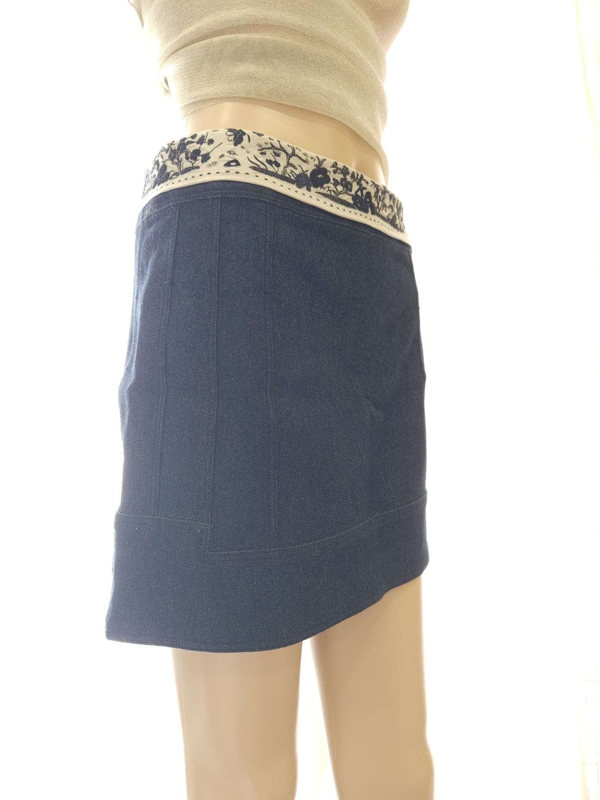 Vintage Rare Vintage Hand-Embroidered Mini Skirt By SHIATZY CHEN Size 28" / US 6 / IT 42 - 4 Thumbnail