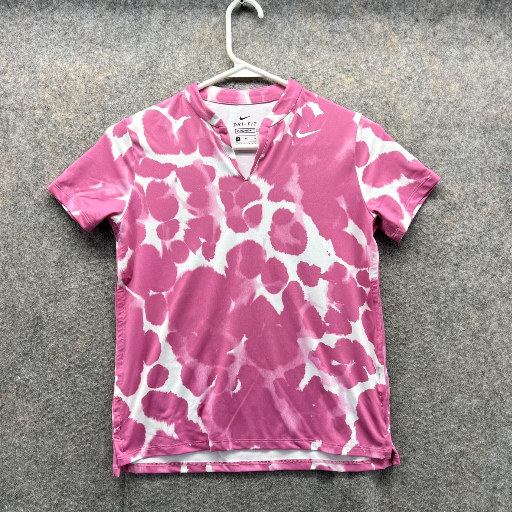 Nike Nike Shirt Women Medium Pink Dri Fit Short Sleeve V-Neck Pullover Regular Fit Nike Shirt Ladies Medium Pink All Seasons Casual Size M / US 6-8 / IT 42-44 - 2 Thumbnail