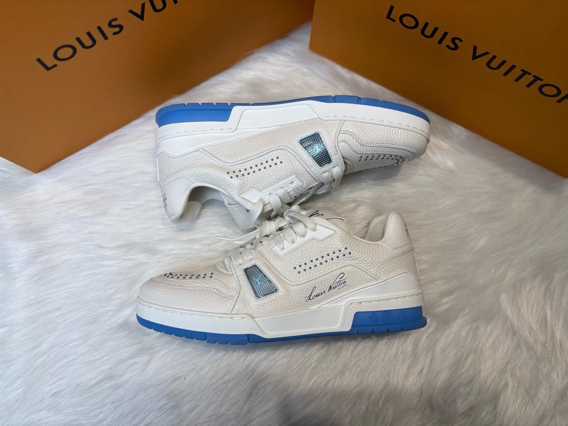 Louis Vuitton Louis Vuitton New Trainer Blue & White Rivet Sneakers K36 Size US 9 / EU 42 - 7 Thumbnail