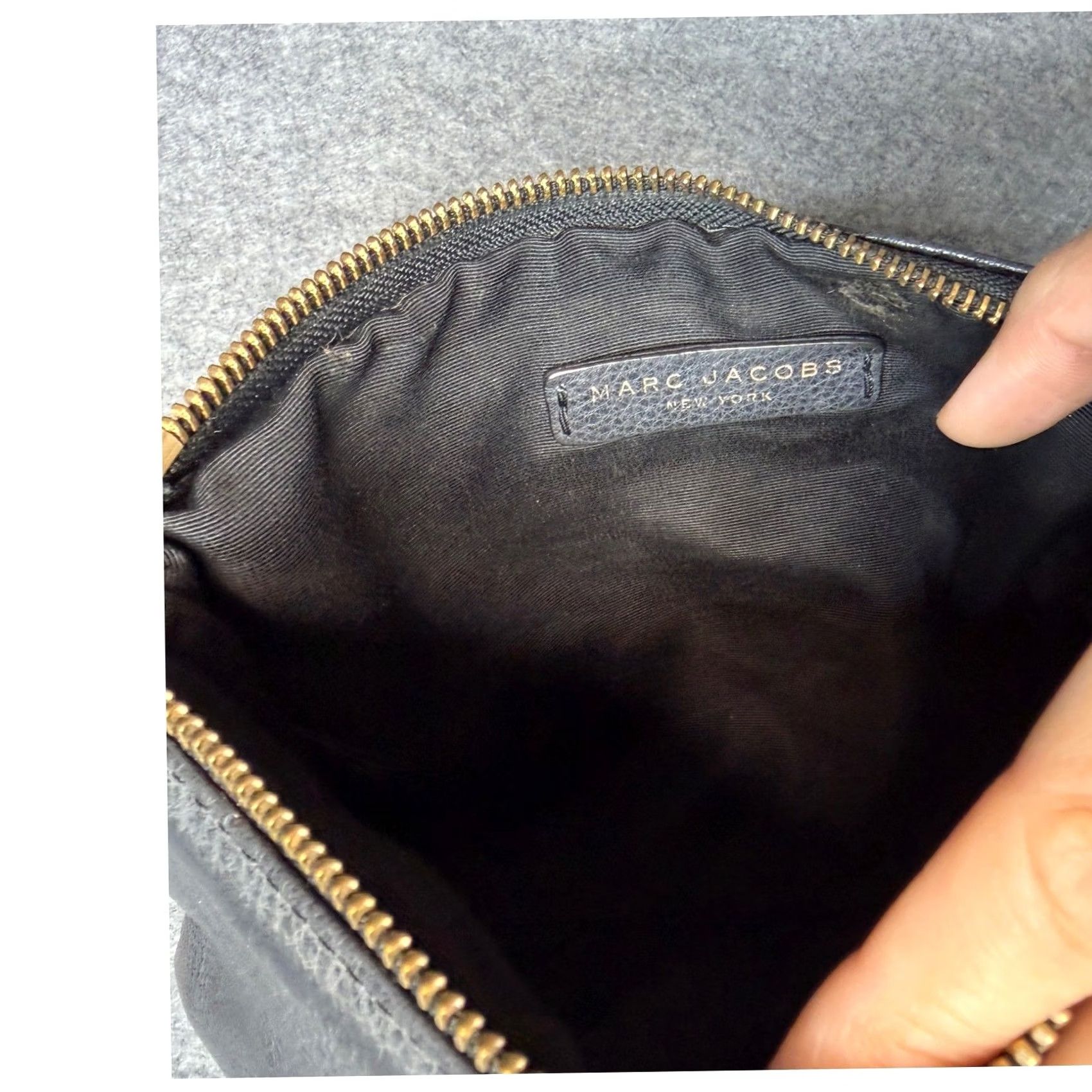 Marc Jacobs Marc Jacobs Black Pebbled Leather Crossbody Bag Gold Logo Plaque Small Jacket? Size ONE SIZE - 6 Thumbnail
