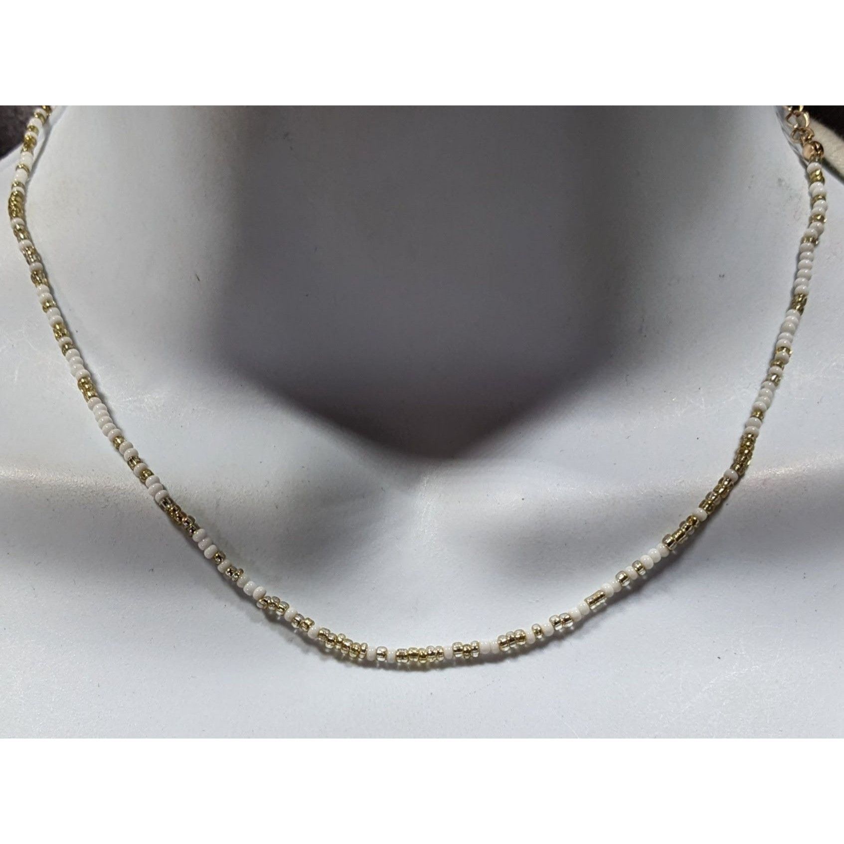 Other Simple Casual White And Gold Tone Glass Beaded Necklace Size ONE SIZE - 4 Thumbnail