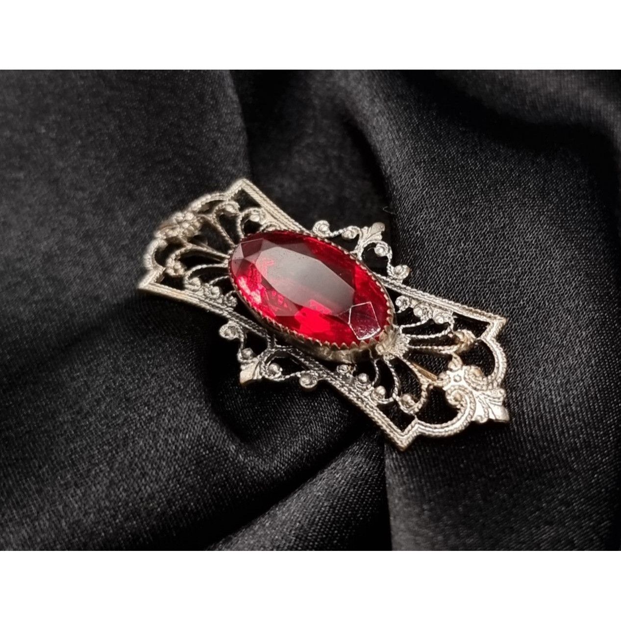 Vintage Vintage 1990's Silver-Tone Brooch With Red Oval Gemstone Size ONE SIZE - 1 Thumbnail