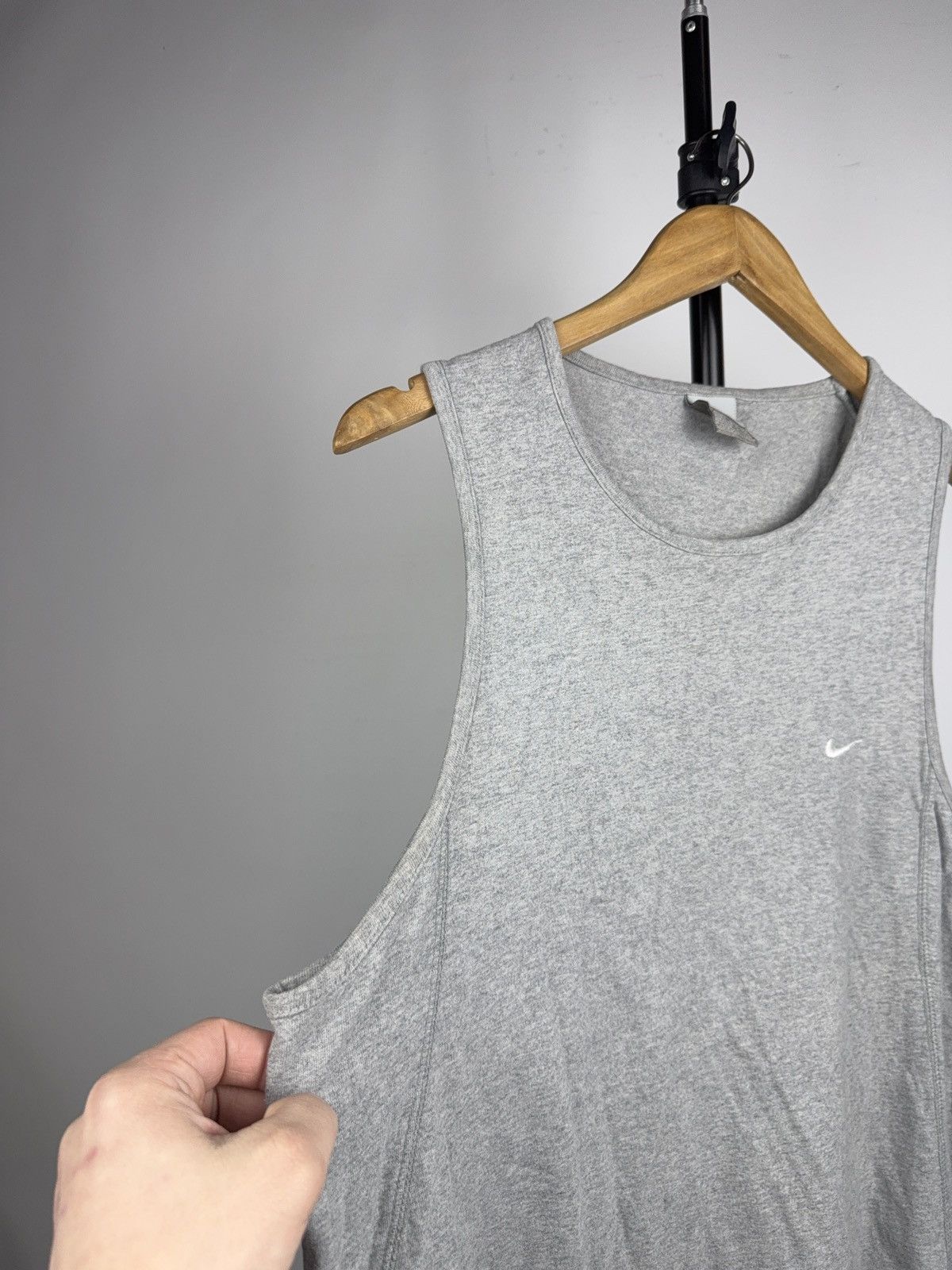 Nike 00s Vintage Nike Minimalist Sleeveless Tank Top Grey Swoosh Size US L / EU 52-54 / 3 - 2 Thumbnail