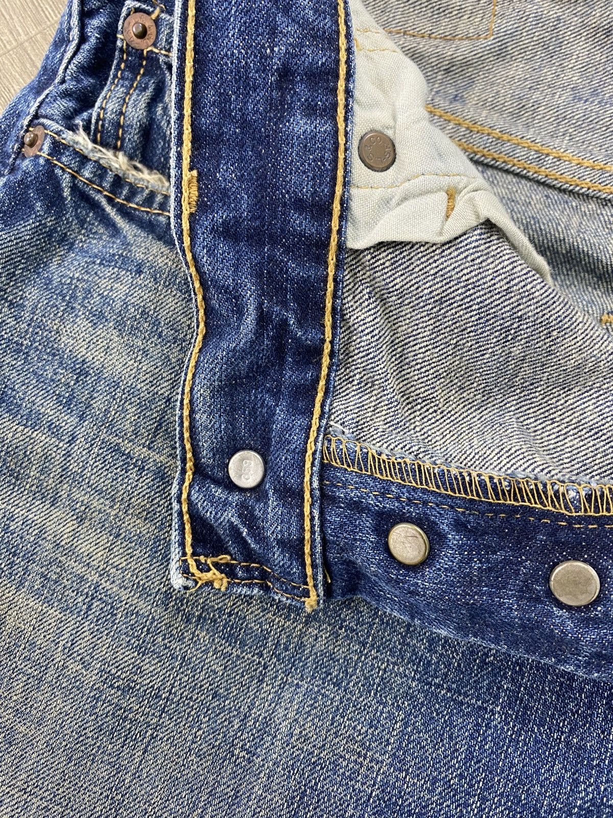 Levi's Vintage Clothing 00s Vintage Levis 501 Distressed Straight 32x33 Faded Jeans Size US 30 / EU 46 - 12 Thumbnail