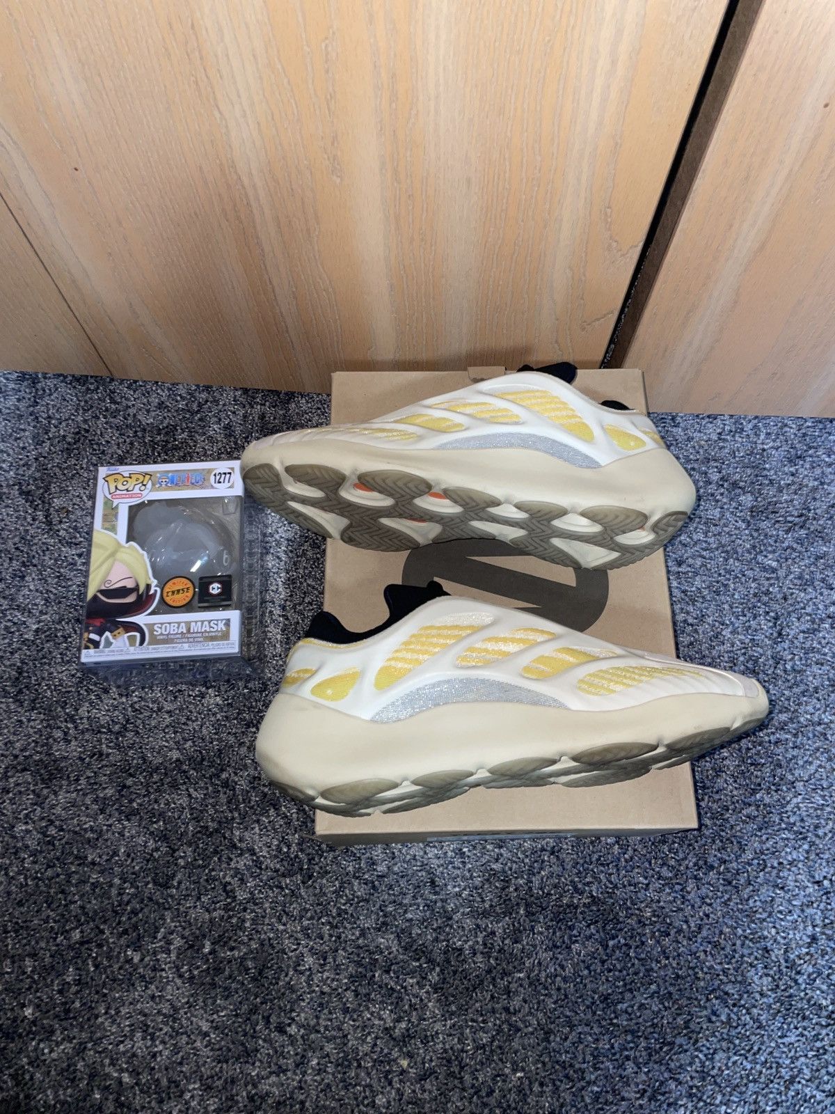 Yeezy YEEZY 700 V3 Mono Safflower Size US 9.5 / EU 42-43 - 2 Thumbnail