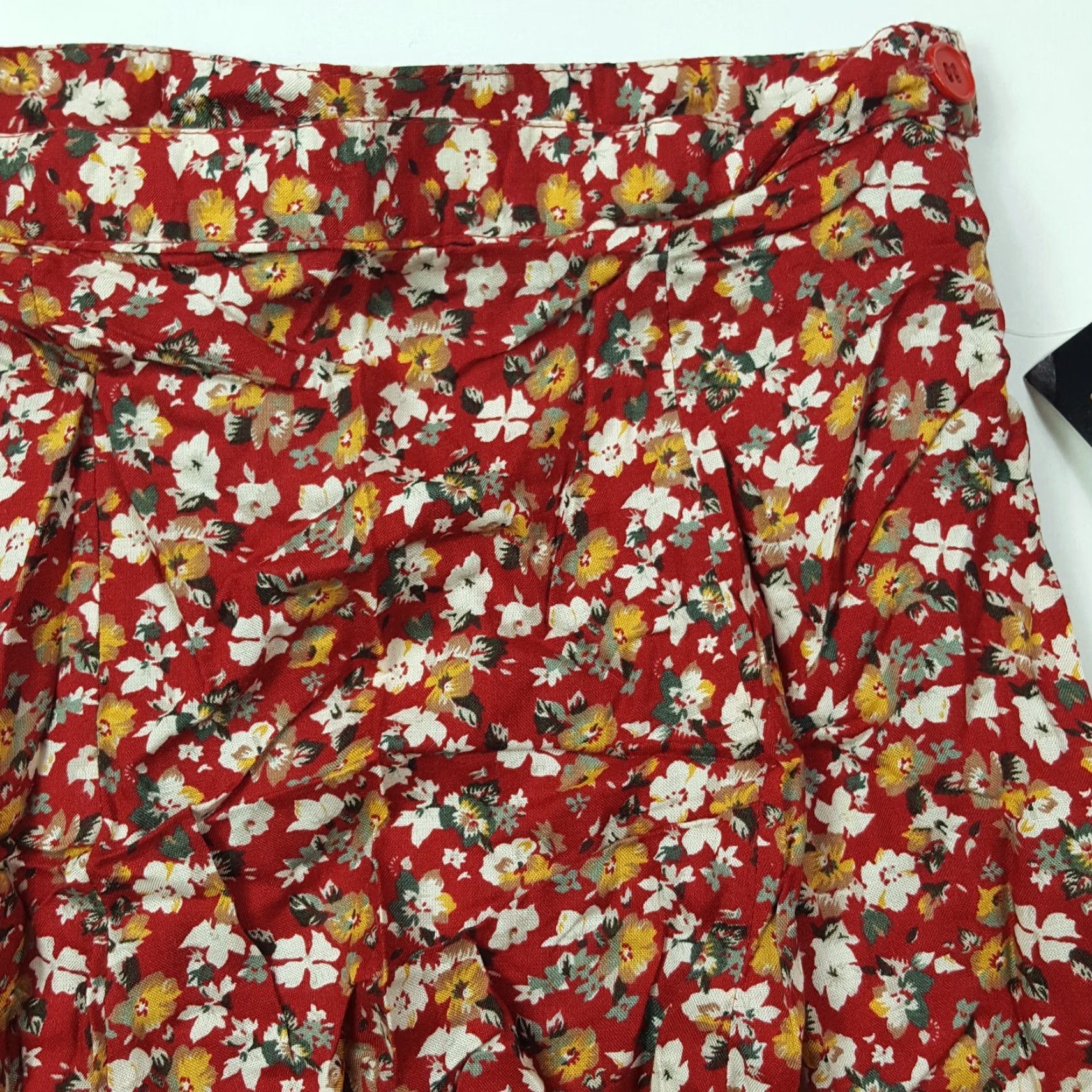 Vintage VINTAGE Red Floral Pleated Women's Small Flower Knee Length Rayon 80s Skirt Size 28" / US 6 / IT 42 - 2 Thumbnail