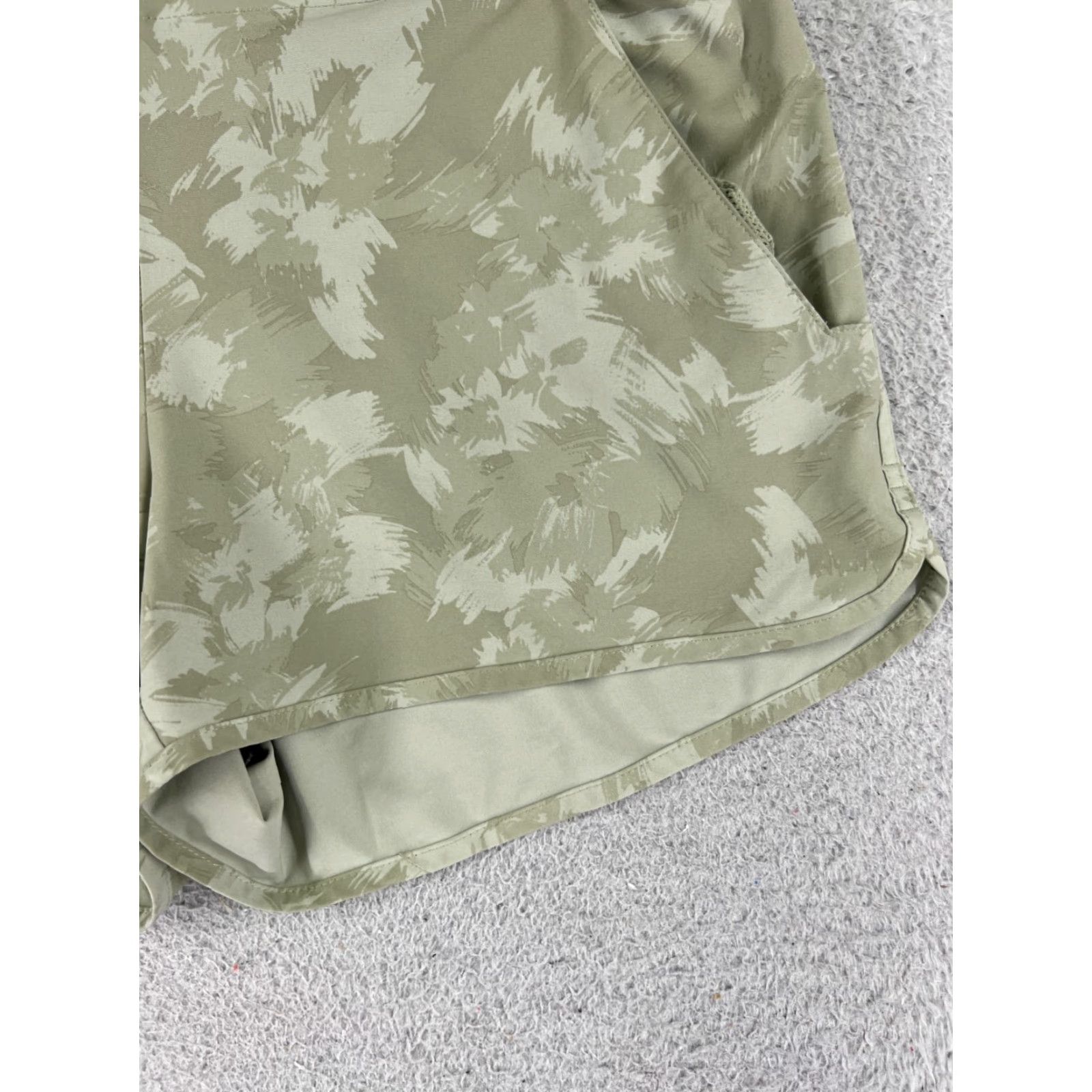 Vintage Columbia Shorts Womens Cargo 5-Pocket Elastic Waist Camouflage Green Polyester Blend Mulitple Inseam 4in Regular Large 36" Waist 36x4 Size 36" / US 14 / IT 50 - 2 Thumbnail