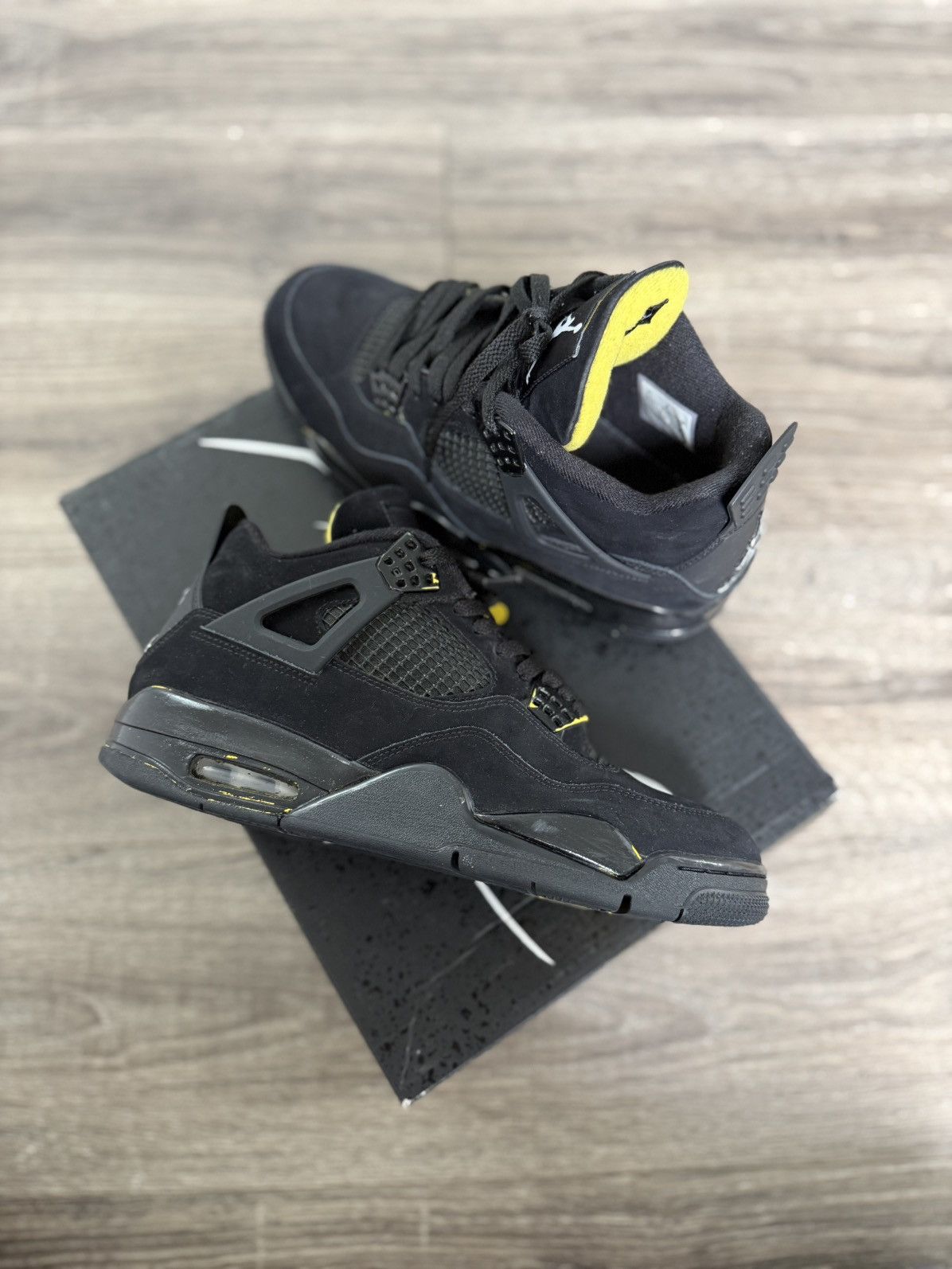 Jordan Brand Jordan 4 Thunder 2023 Size US 9.5 / EU 42-43 - 1 Thumbnail