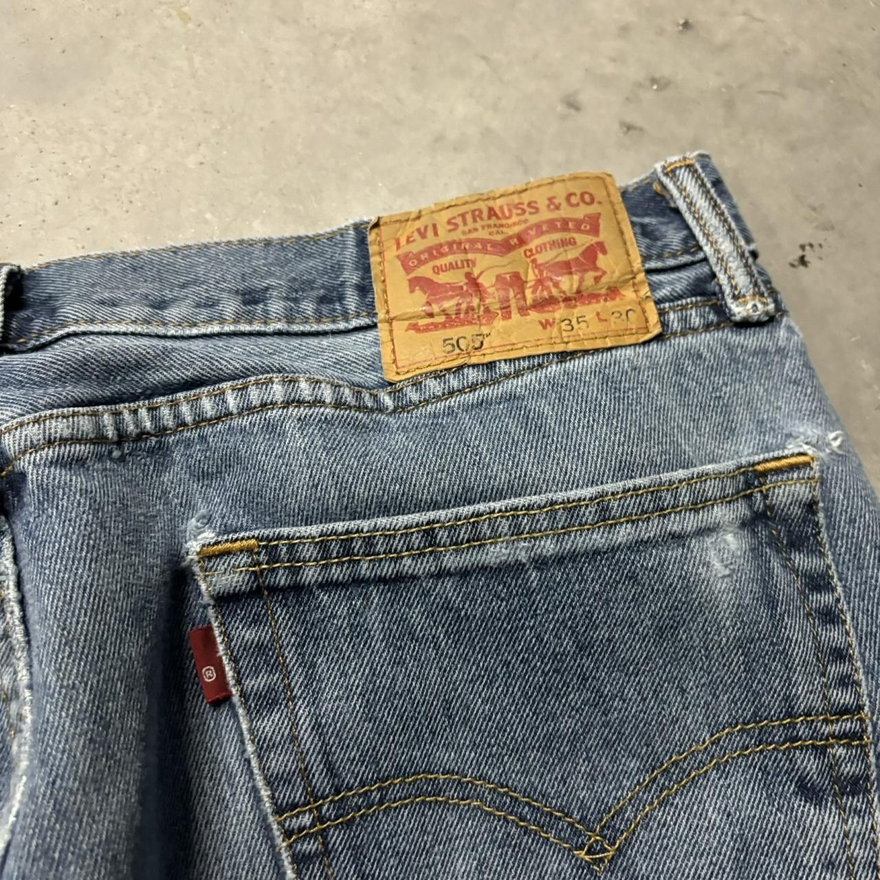 Levi's × Vintage Crazy Vintage Y2K/2000s Levi’s Medium Wash Essential Denim Jeans! Size US 34 / EU 50 - 7 Thumbnail