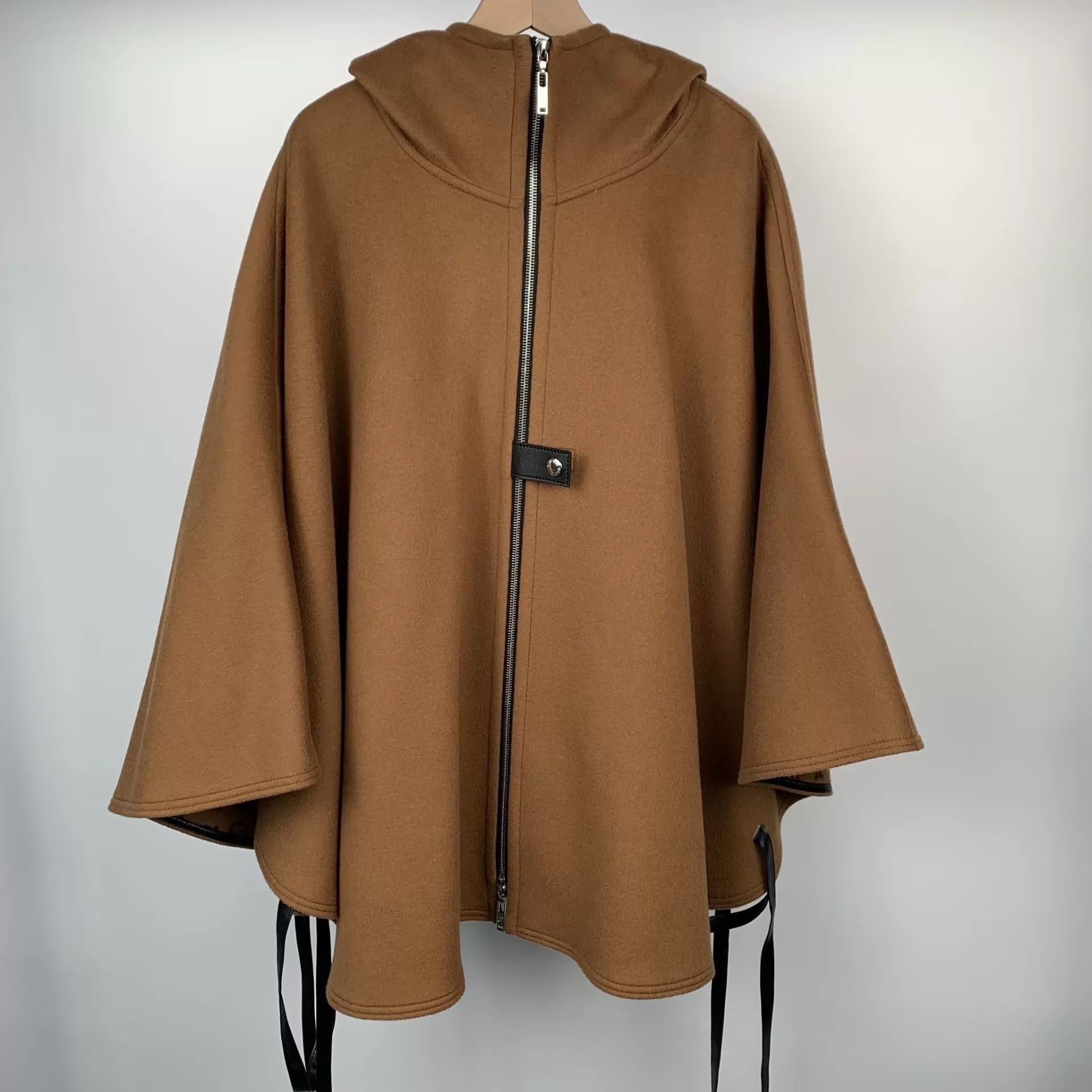 Louis Vuitton Louis Vuitton hooded full-logo lining cape EU34 Size XS / US 0-2 / IT 36-38 - 1 Thumbnail