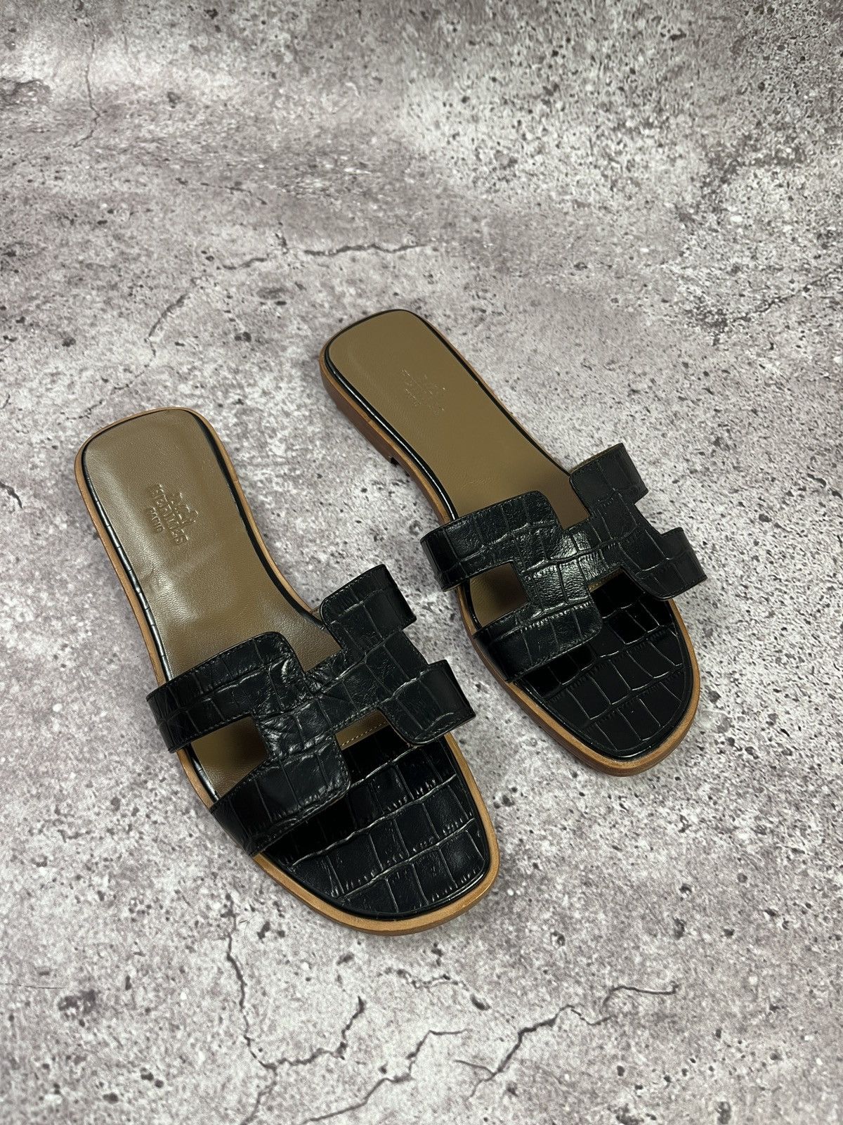 Hermes Hermès Oran 39 Black Croc Embossed Leather H Slide Flats 🇮🇹 Size US 9 / IT 39 - 2 Thumbnail