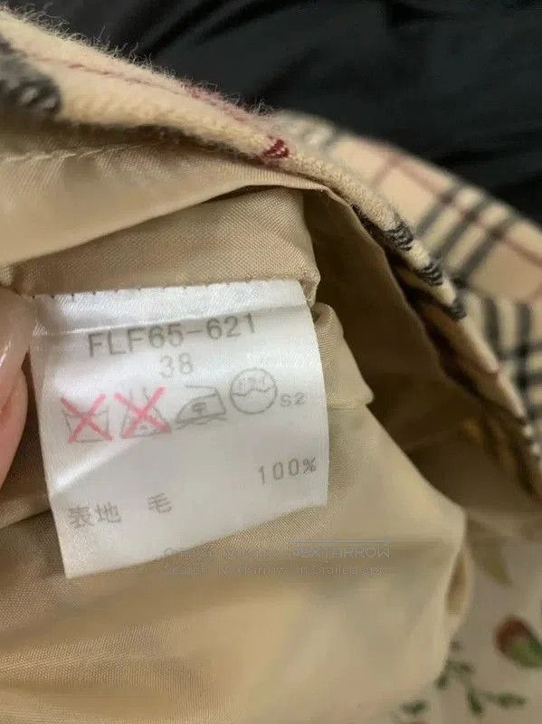 Burberry Burberry Short Wool Plaid Skirt in Khaki. Size 27" / US 4 / IT 40 - 6 Thumbnail