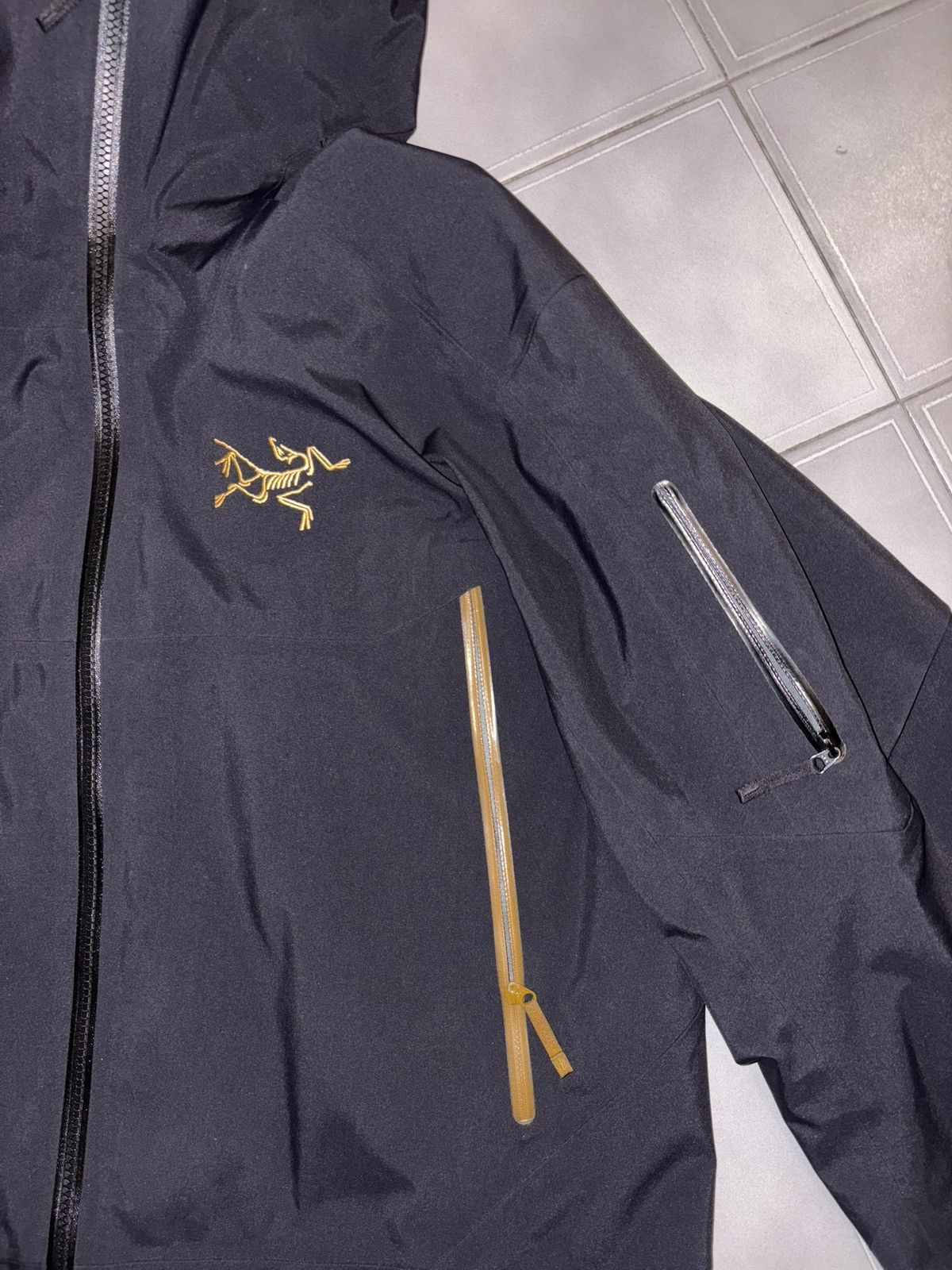 Arc'teryx Arc’teryx Saber AR 24k Gold Jacket Size US L / EU 52-54 / 3 - 10 Thumbnail