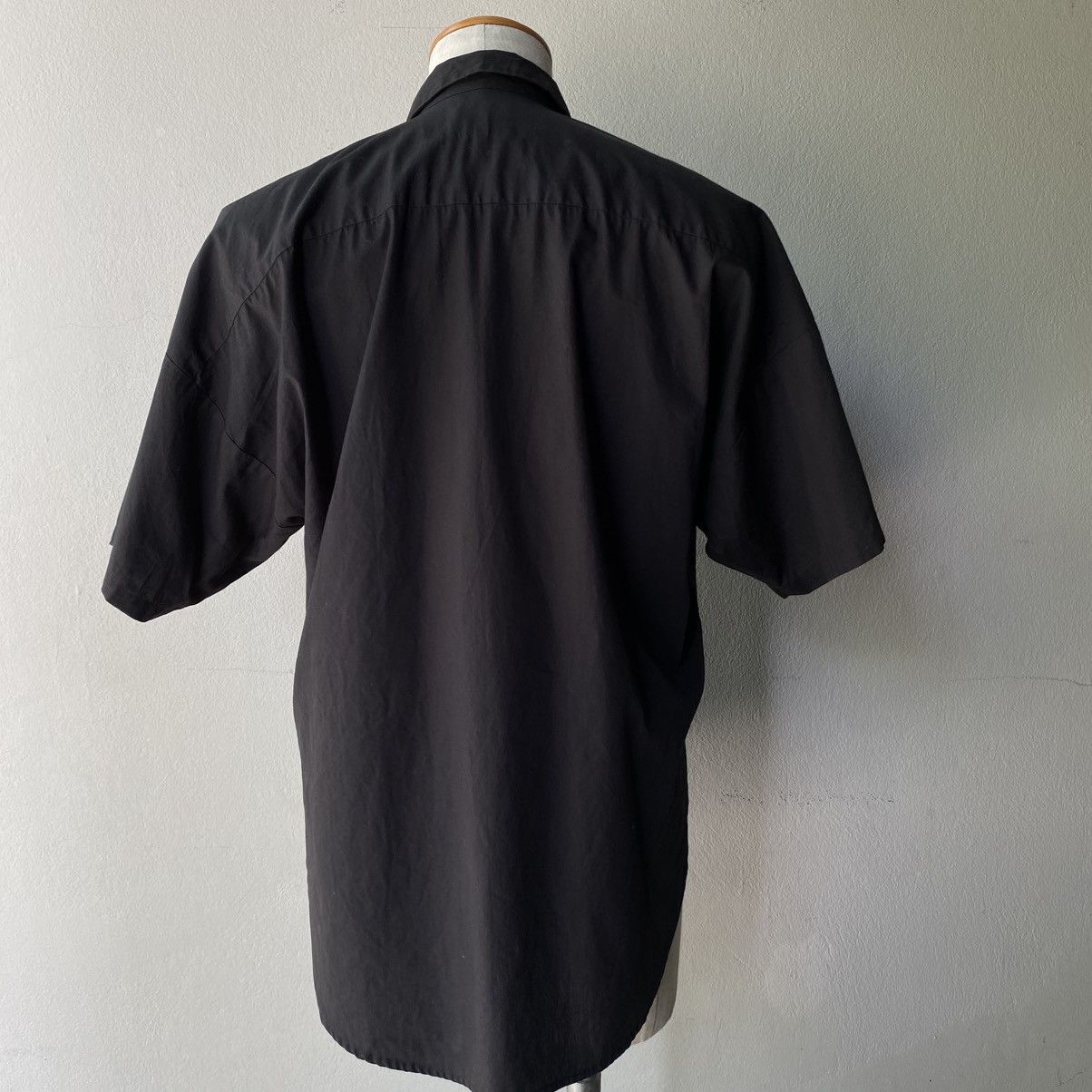 Norma Kamali NORMA KAMALI Black Short-Sleeve Hidden Placket Shirt Size XL / US 12-14 / IT 48-50 - 2 Thumbnail