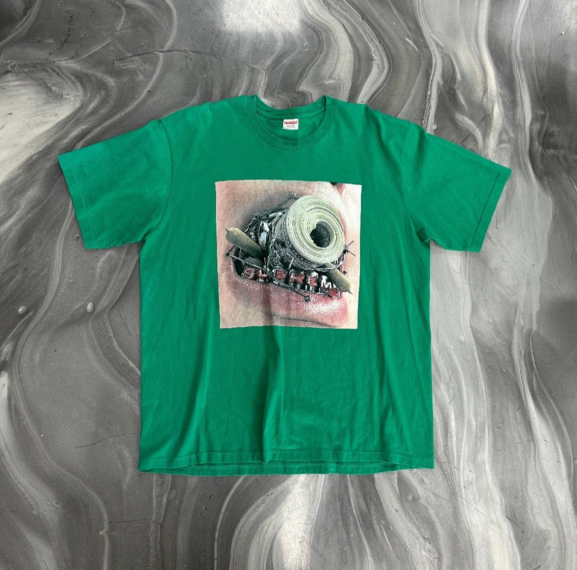 Supreme Supreme Braces Tee Green FW22 Size US XL / EU 56 / 4 - 1 Thumbnail
