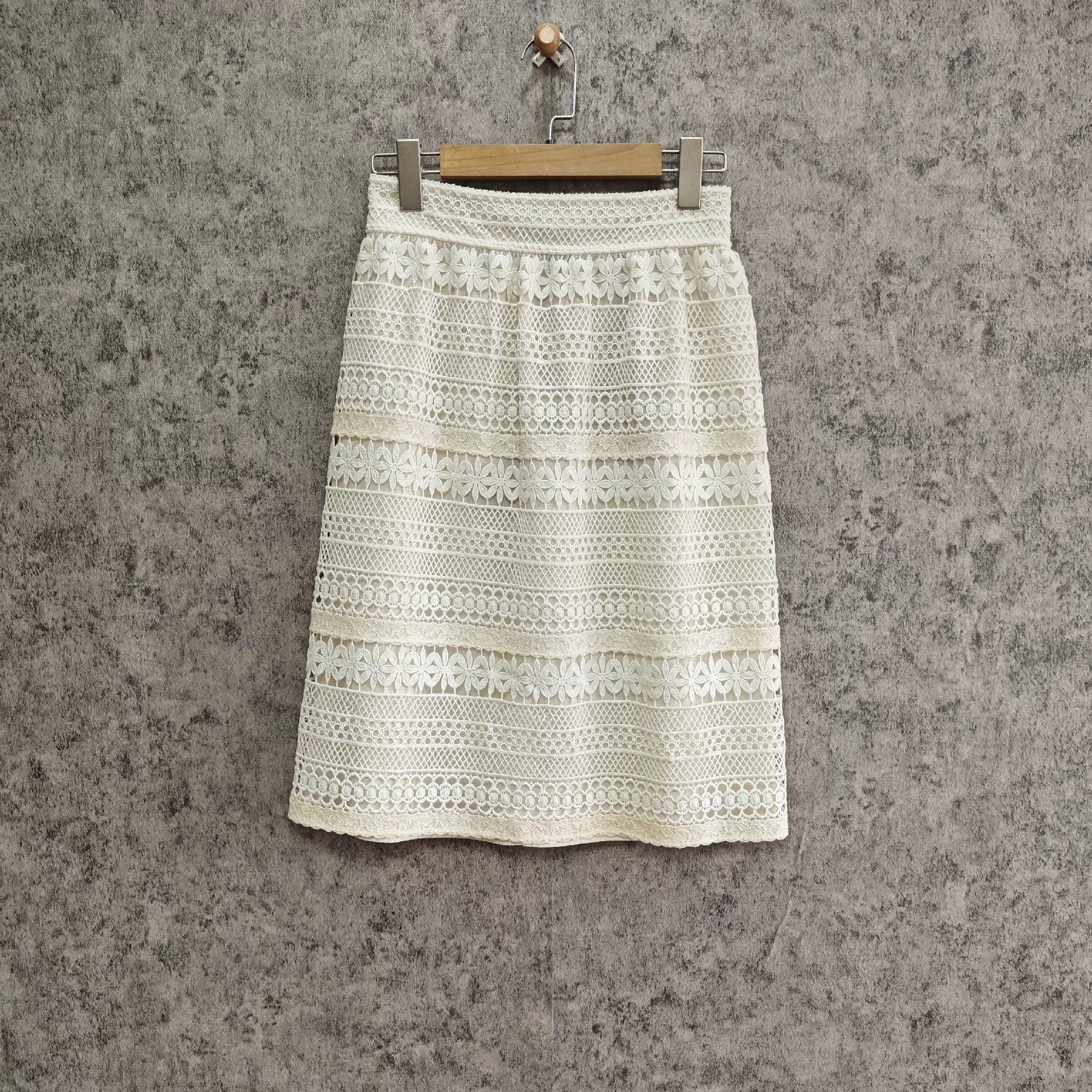 Burberry Burberry Floral White Skirt us_6 Women Size 28" / US 6 / IT 42 - 1 Thumbnail