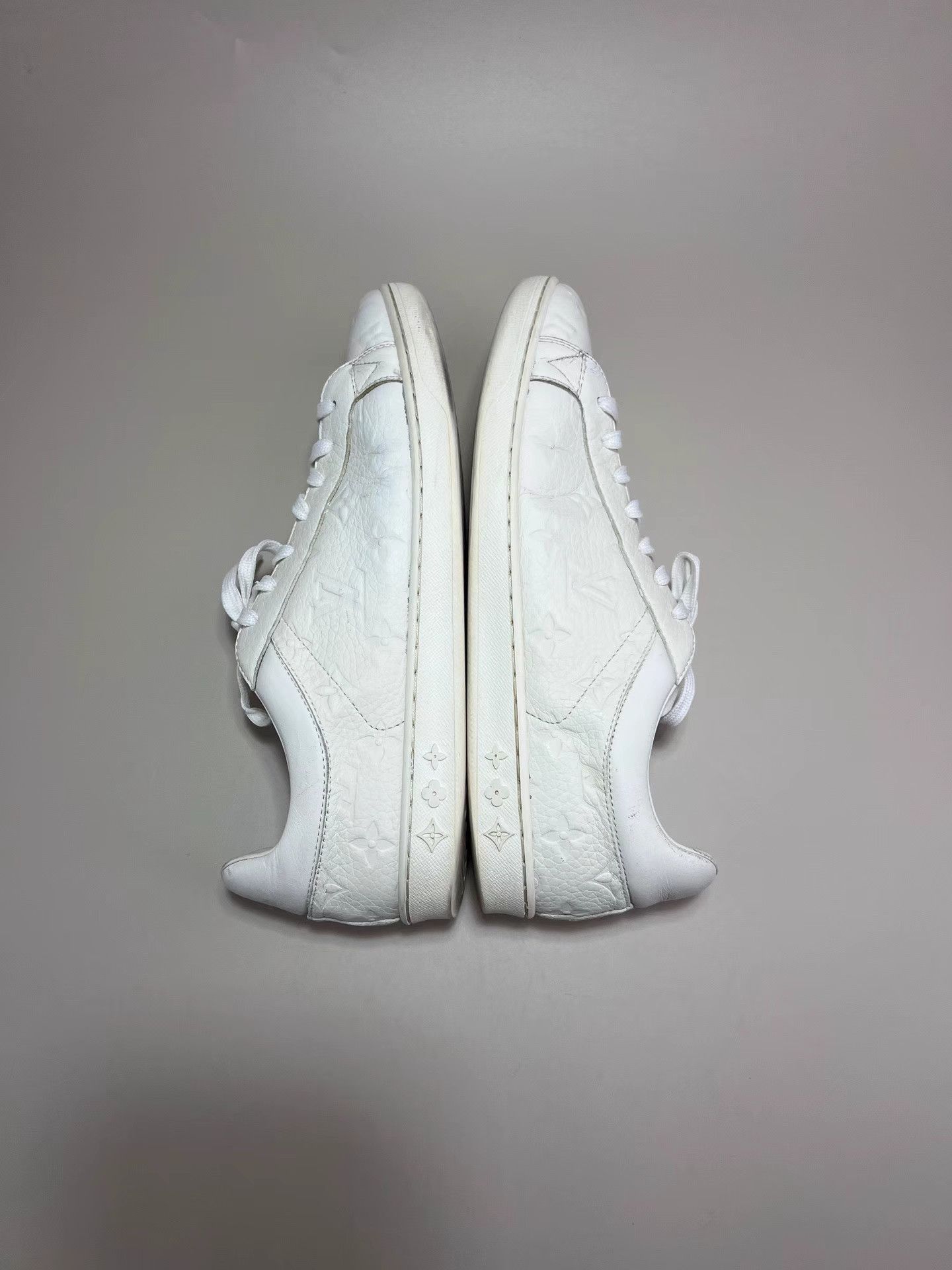 Louis Vuitton LOUIS VUITTON LV White Embossed Full Logo Low-Top Sneakers Size US 9 / EU 42 - 5 Thumbnail