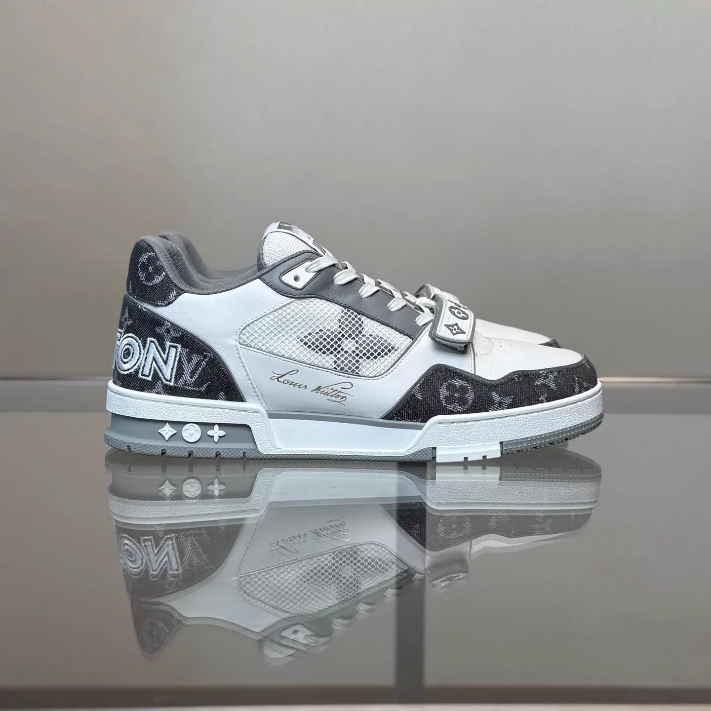 Louis Vuitton LV Trainer White/Gray Denim Velcro UK9 (43) 99 Size US 10 / EU 43 - 4 Thumbnail
