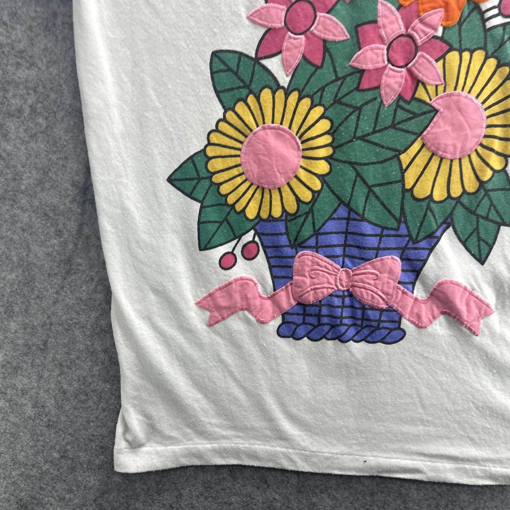 Vintage VINTAGE Sports Accent Shirt Womens Small White Floral Quilt Applique 90s Tee Shoulder Size S / US 4 / IT 40 - 5 Thumbnail