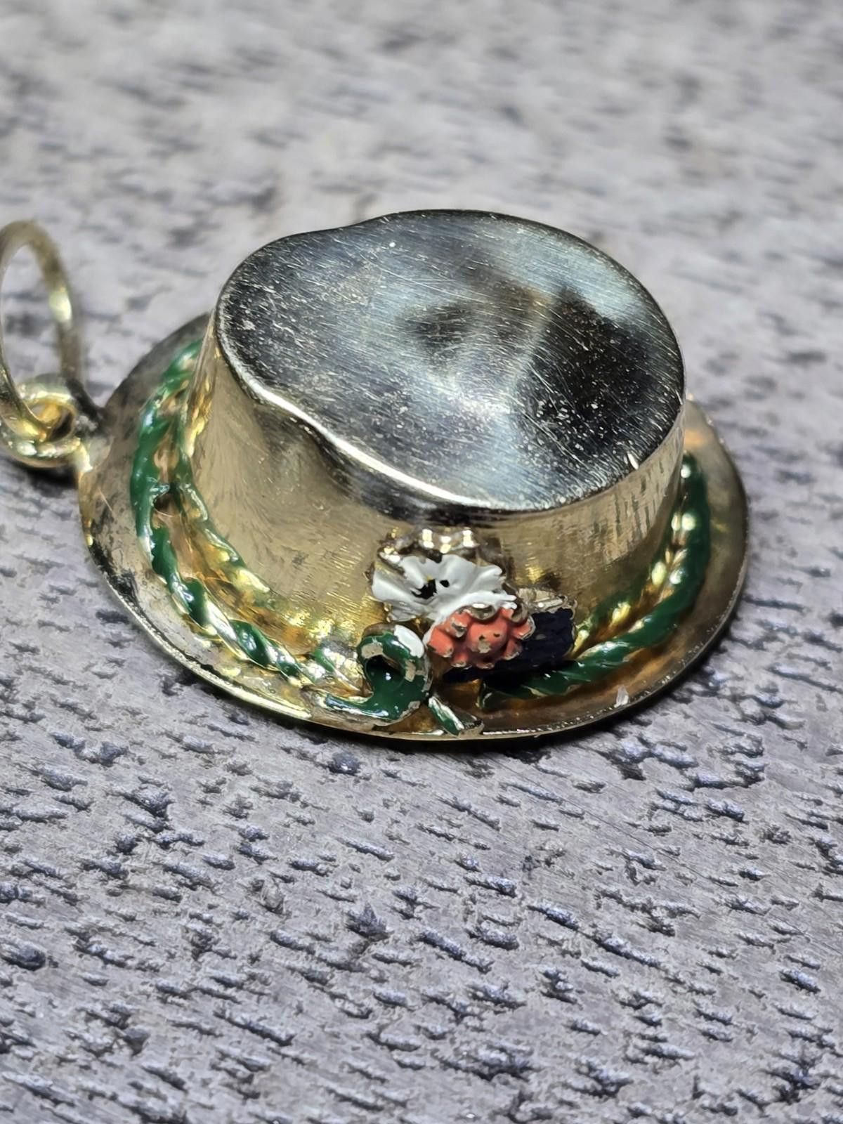 The Unbranded Brand Vtg 14k Yellow Gold Enamel Flower Hat Charm Pendant 2.7g Size ONE SIZE - 3 Thumbnail