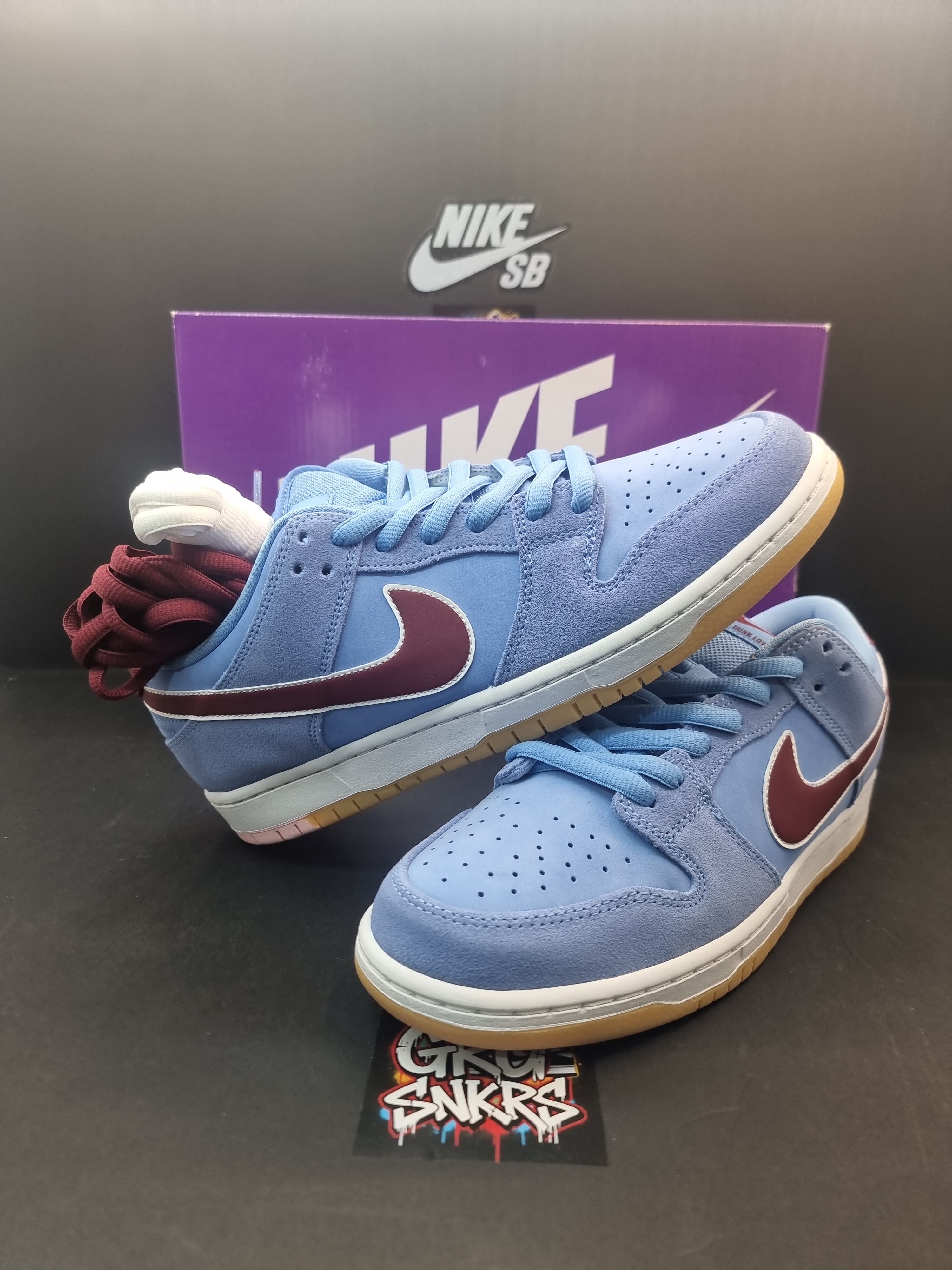 Nike SB Nike SB Dunk Low Philadelphia Phillies Size US 9.5 / EU 42-43 - 6 Thumbnail