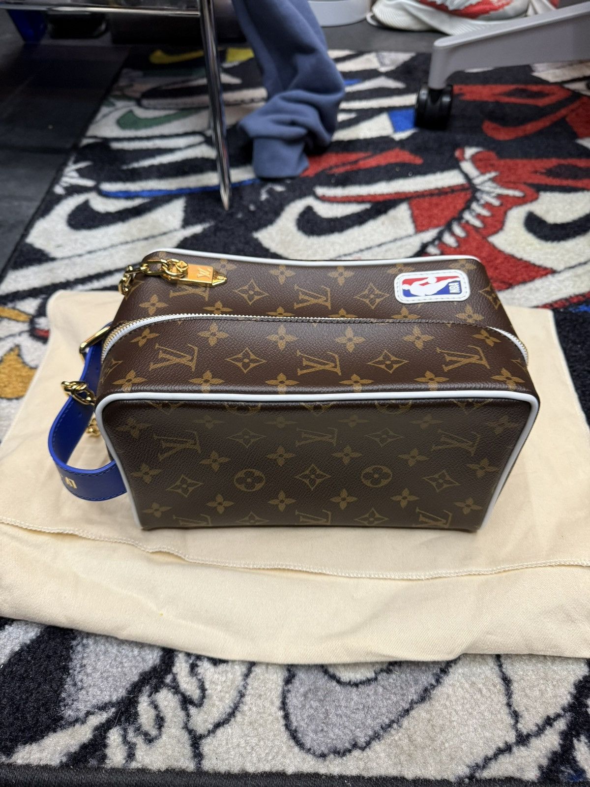 Louis Vuitton × NBA Louis Vuitton x NBA Cloakroom Dopp Kit Monogram Size ONE SIZE - 3 Thumbnail