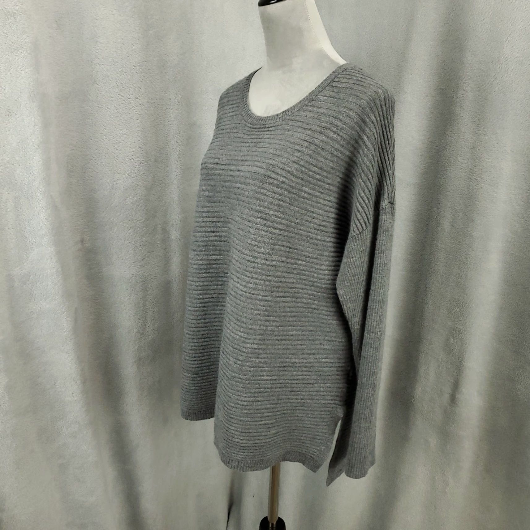 Vintage Tahari Womens Sweater Size 2X Gray Ribbed Button Back Accent Tunic Knit Top Size XXL / US 16-18 / IT 52-54 - 8 Thumbnail