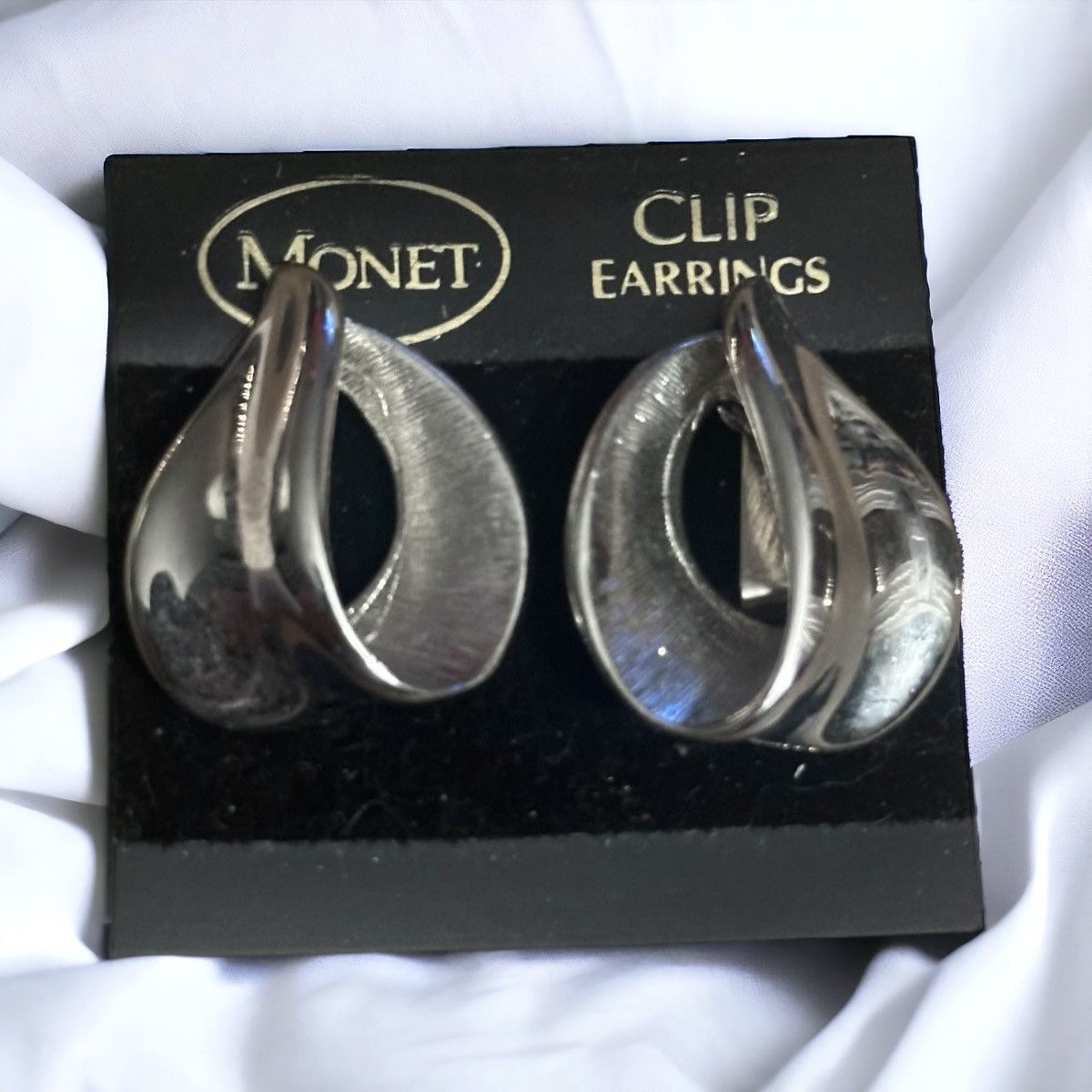 Monet × Vintage Vintage Monet silver swirl clip on earrings Size ONE SIZE - 1 Thumbnail