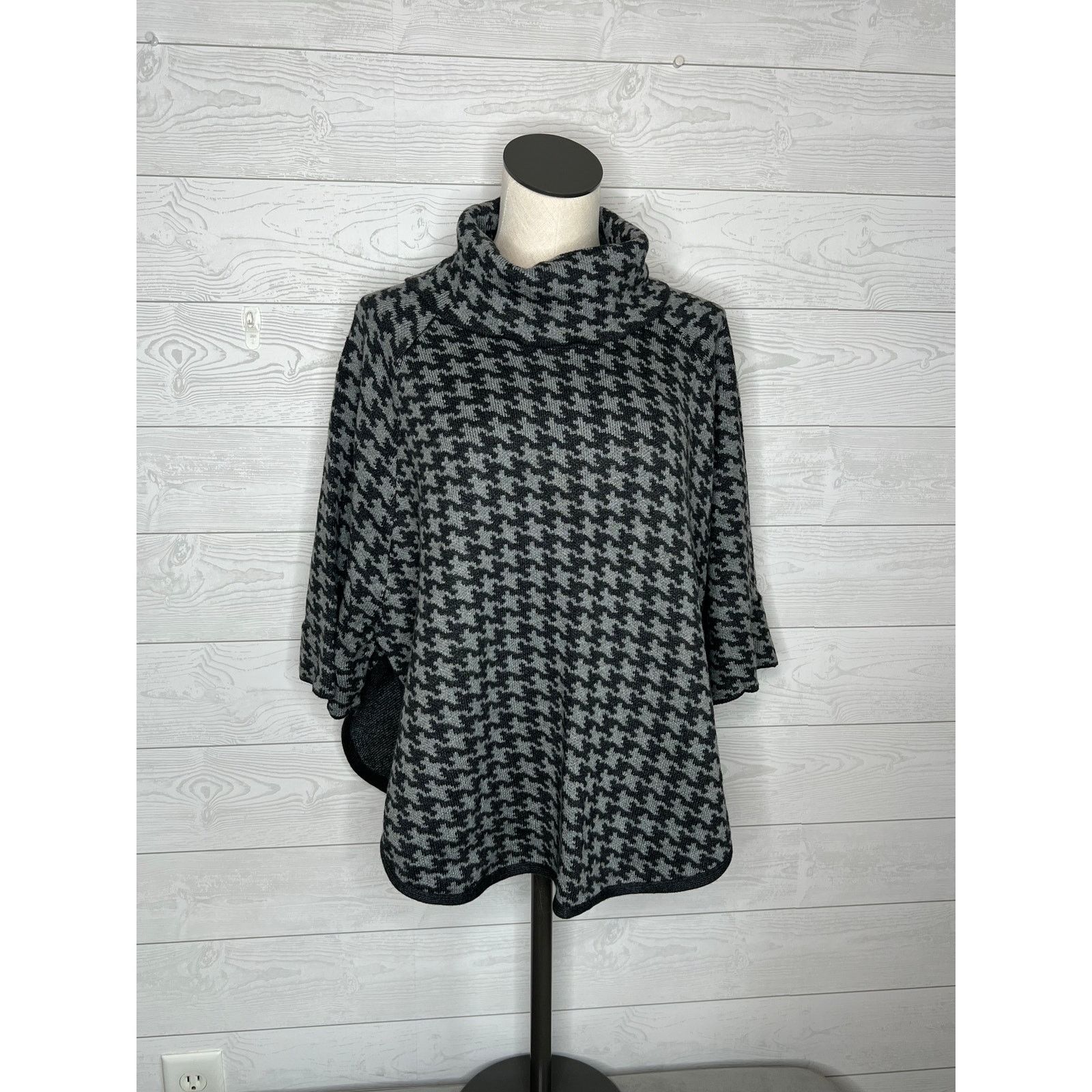 Loft Loft Outlet black/gray houndstooth knit poncho Size XS/S Size XS / US 0-2 / IT 36-38 - 2 Thumbnail