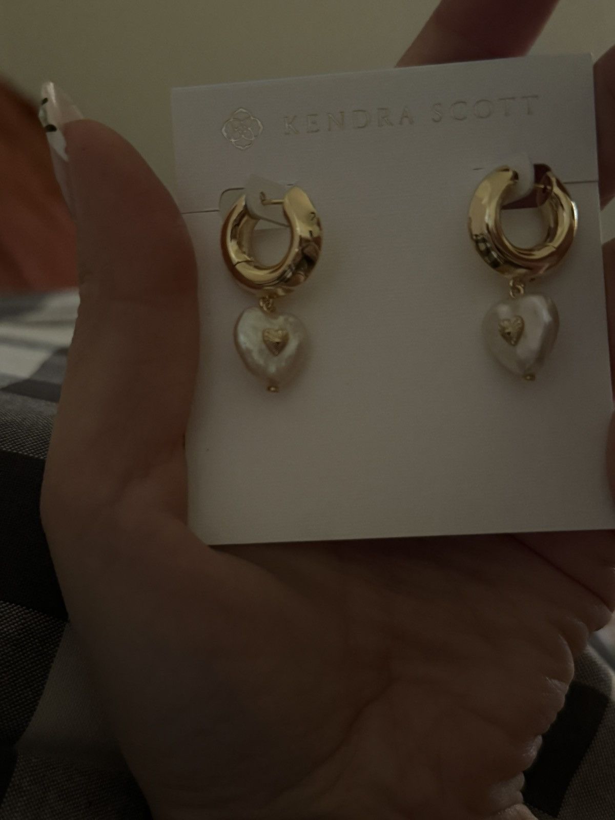 Kendra Scott Kendra Scott Sasha Heart in Gold Huggies w/Pearl Heart Charm Size ONE SIZE - 11 Thumbnail