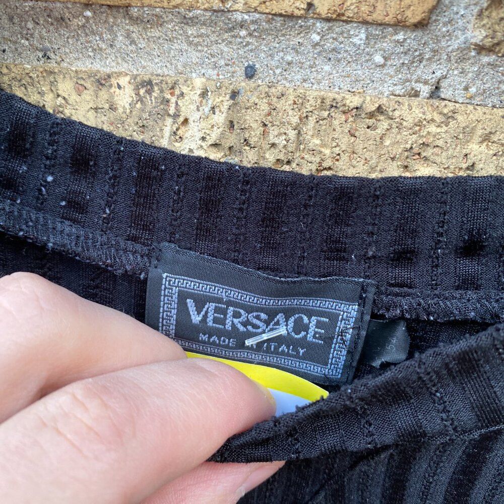 Versace Vintage 1998 Versace Ripple Knit Logo T Shirt Black Size 54 Size US L / EU 52-54 / 3 - 7 Thumbnail