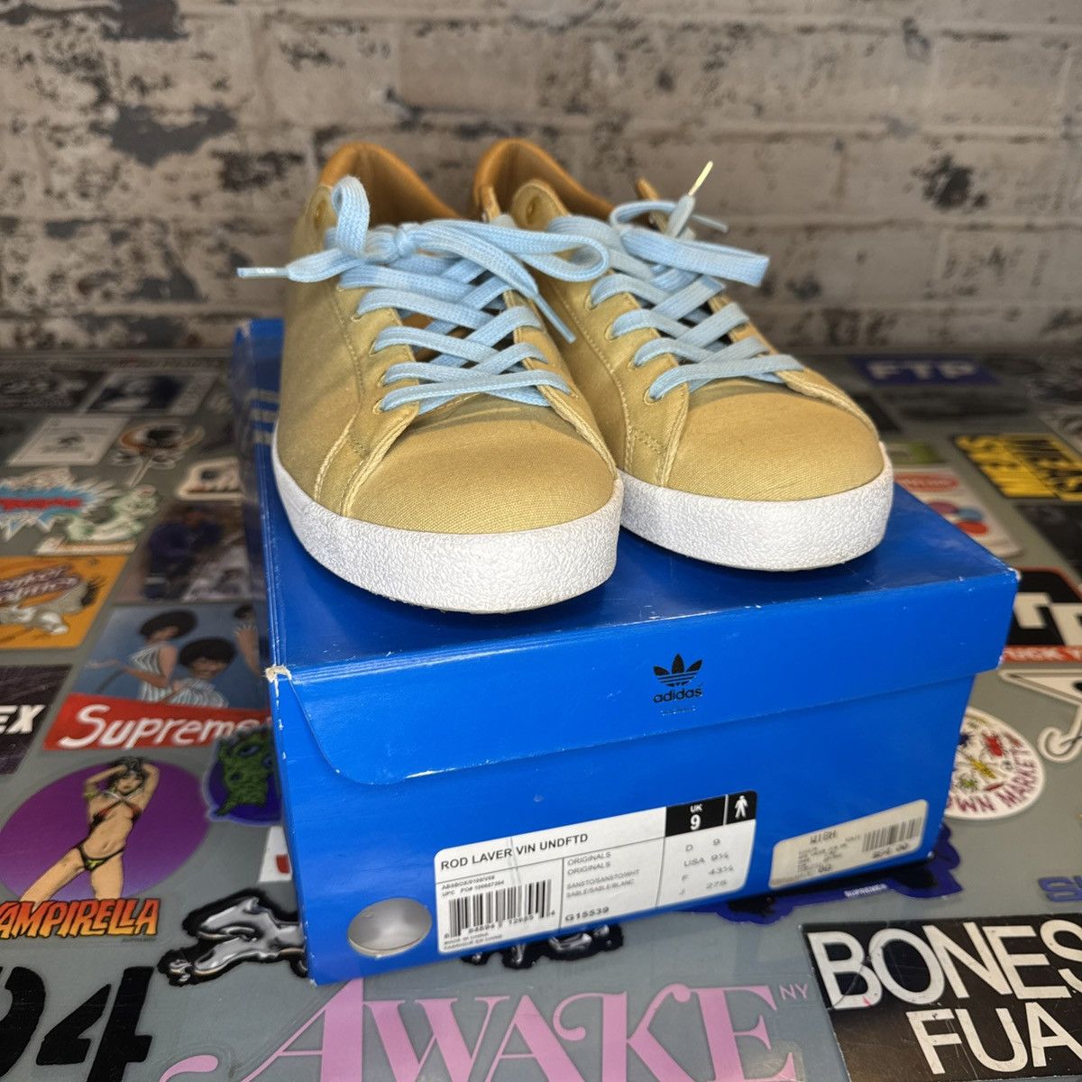 Adidas × Undefeated Adidas Rod Laver VIN UNDFTD Consortium Sand Sz 9.5 Size US 9.5 / EU 42-43 - 8 Thumbnail