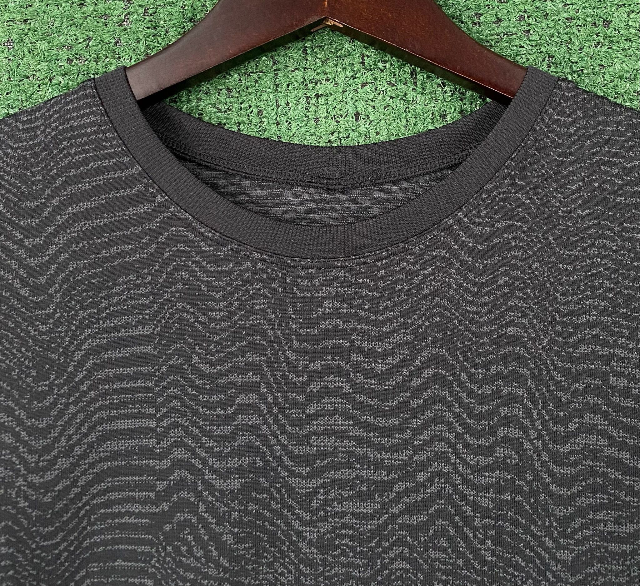 Lululemon Lululemon Train to Be Ripple Wave Black Cropped Top 8 Size M / US 6-8 / IT 42-44 - 2 Thumbnail