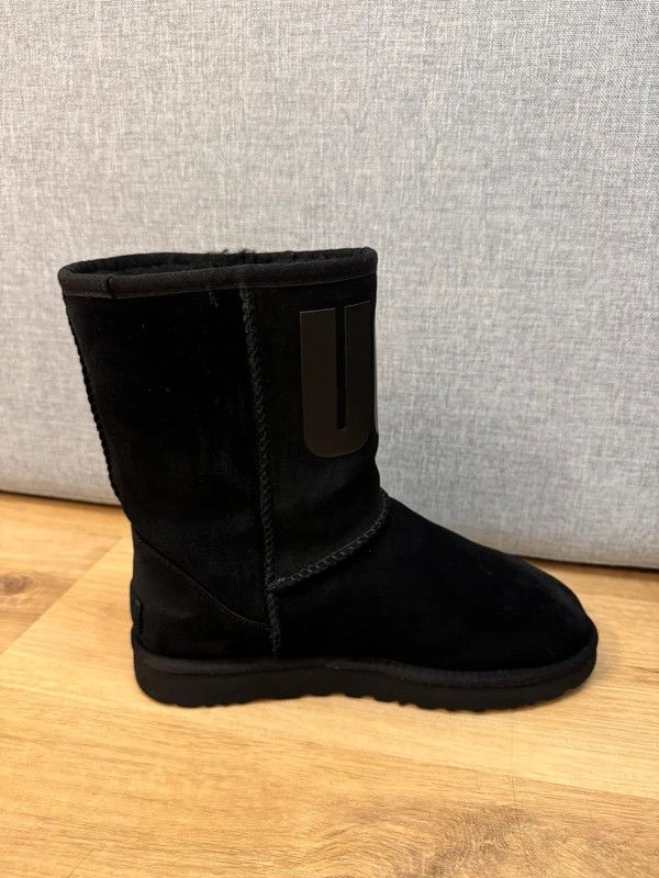 Ugg UGG Classic Short Ugg Rubber Logo Black Winter Boots size 39 Size US 8 / IT 38 - 3 Thumbnail