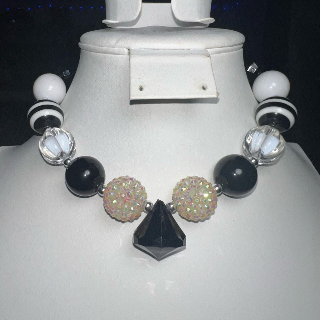 Vintage Vintage Chunky Black and White with Iridescent Acrylic Bead Size ONE SIZE - 1 Thumbnail
