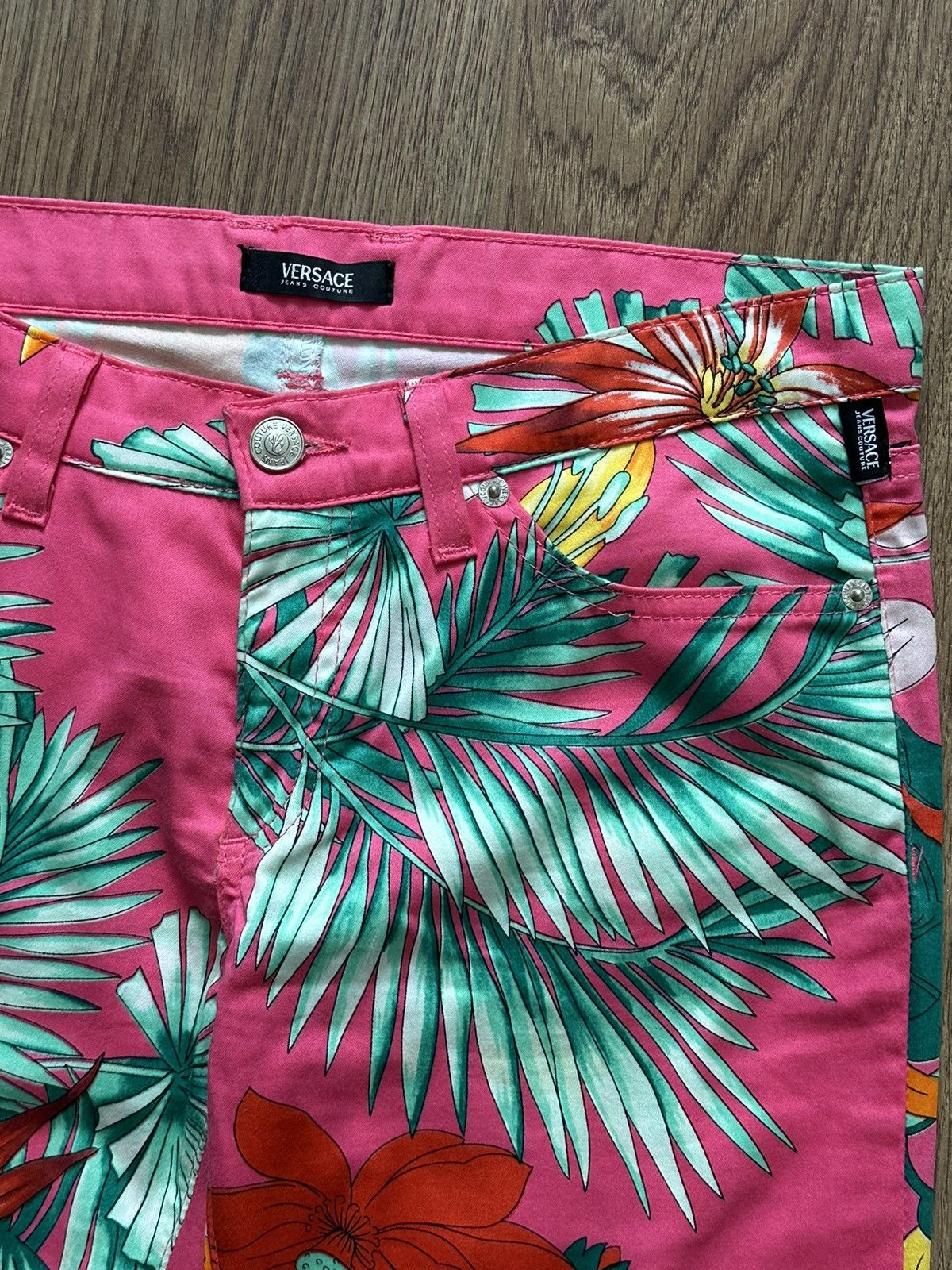 Versace Jeans Couture × Vintage Vintage Versace Jeans Couture Tropical Plants Cropped Pants Size 28" / US 6 / IT 42 - 5 Thumbnail