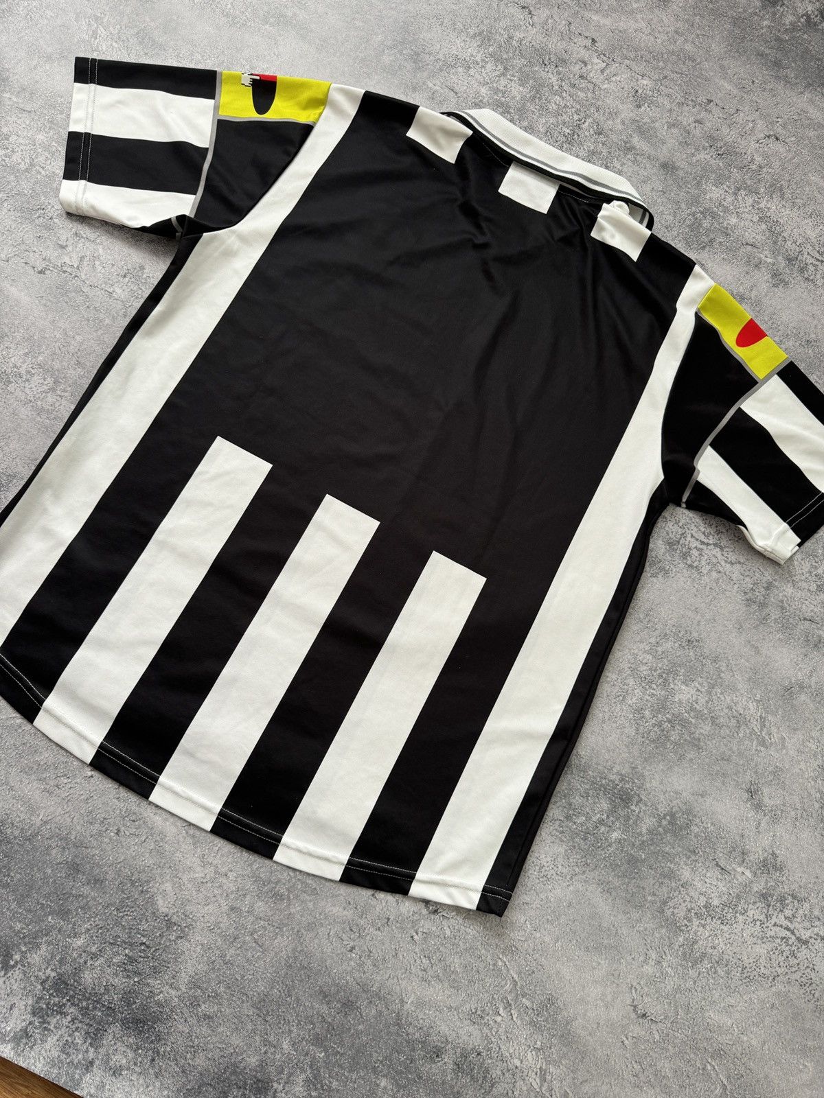 Vintage Vintage Lotto Juventus 2000/2001 Home Jersey T-Shirt Size US L / EU 52-54 / 3 - 10 Thumbnail
