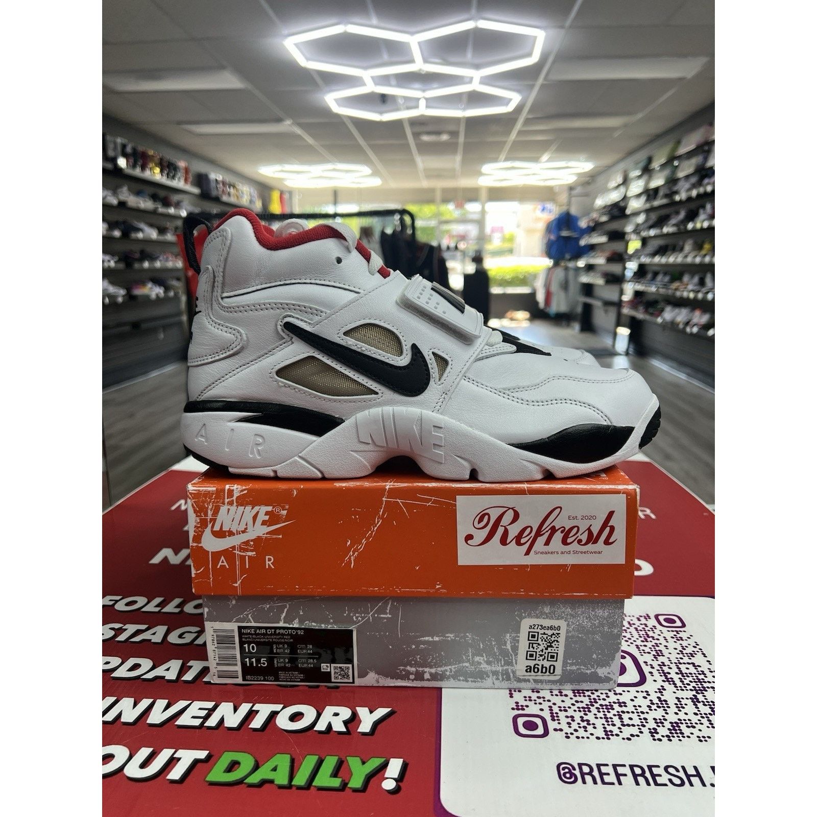 Nike Nike Air Diamond Turf Protro ‘92 Atlanta Falcons Size 10 Size US 10 / EU 43 - 1 Thumbnail