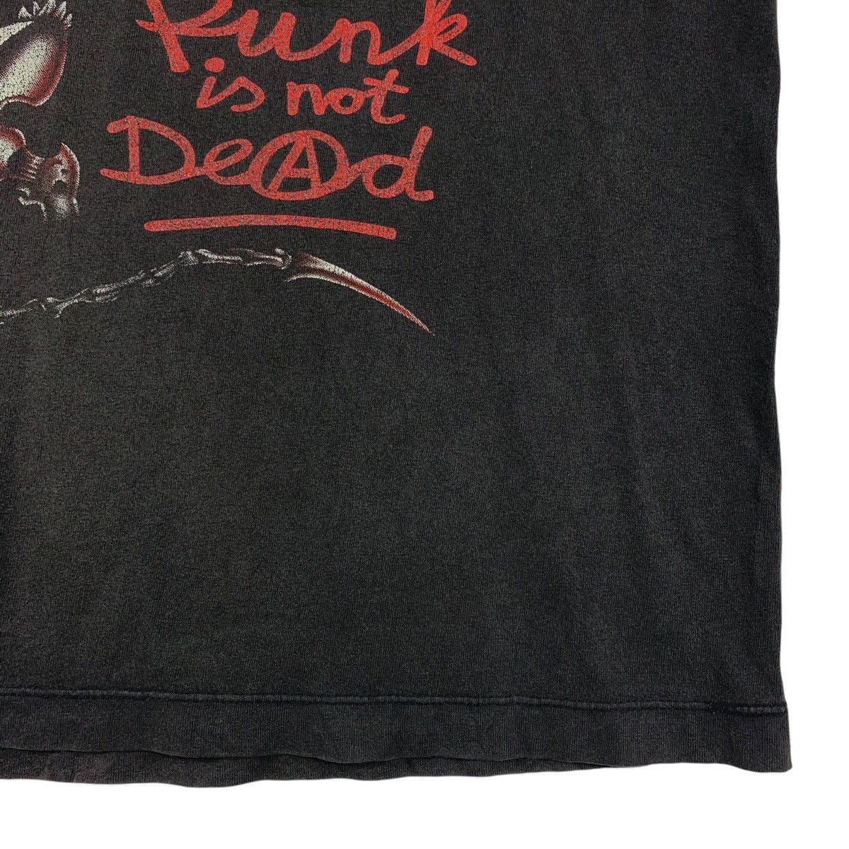 Vintage Vintage distressed PUNK IS NOT DEAD skull printed tee Size US L / EU 52-54 / 3 - 8 Thumbnail