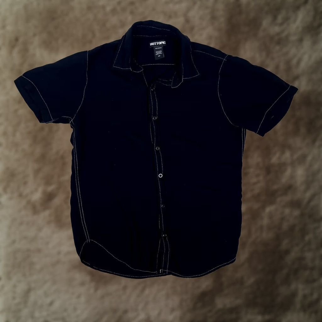 Hot Topic Hot Topic Mens Black Solid Short Sleeve Button-Front Shirt Small S Rayon Casual Goth Summer Size S / US 4 / IT 40 - 1 Thumbnail