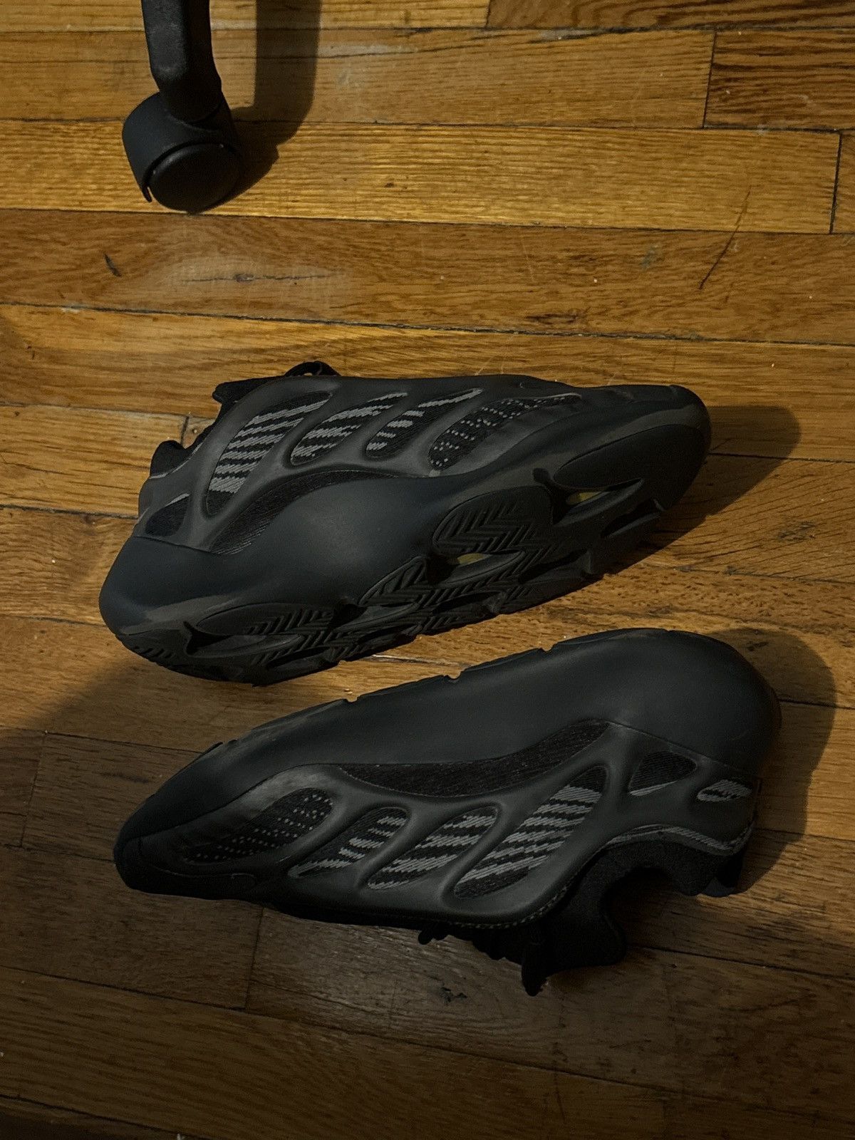 Yeezy Size 9 Yeezy 700 V3 Dark Glow good condition Size US 9 / EU 42 - 6 Thumbnail