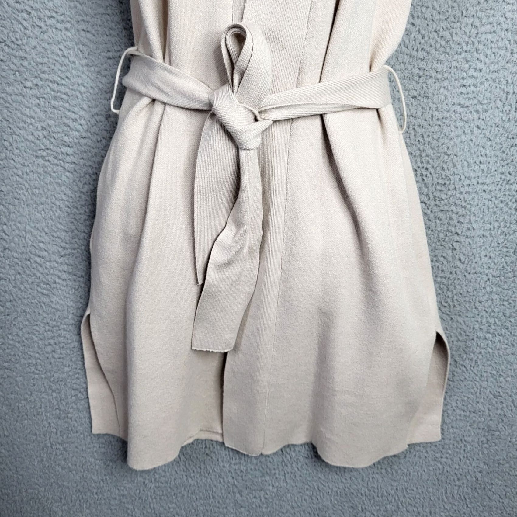 Vintage cupcakes and cashmere Vest Women's XS Ivory Knit Sleeveless V-Neck Regular Size XS Sleeveless Vest Womens Ivory Knit Size XS / US 0-2 / IT 36-38 - 2 Thumbnail
