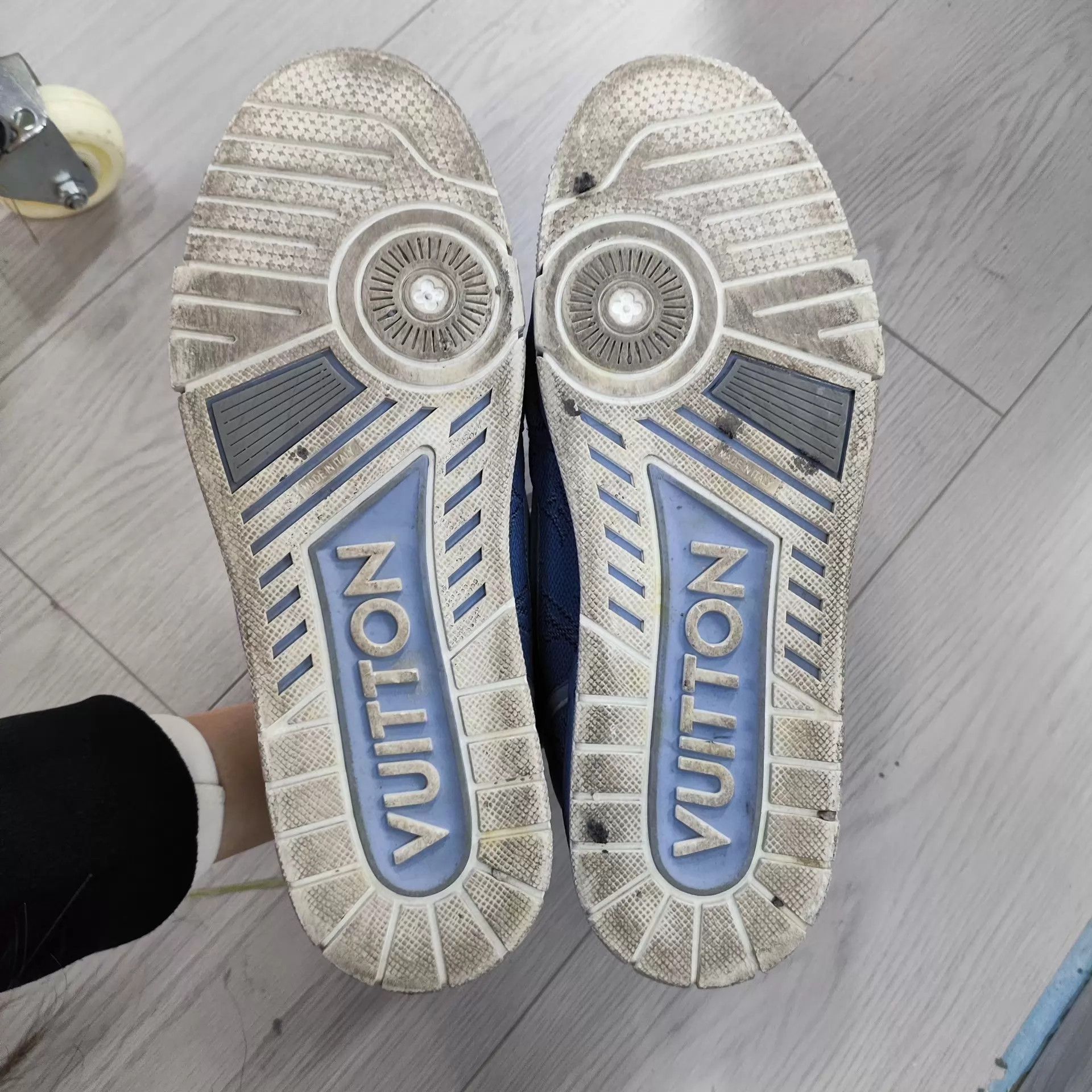 Louis Vuitton LV Velcro Sneaker US8 Blue Size US 8 / IT 38 - 3 Thumbnail