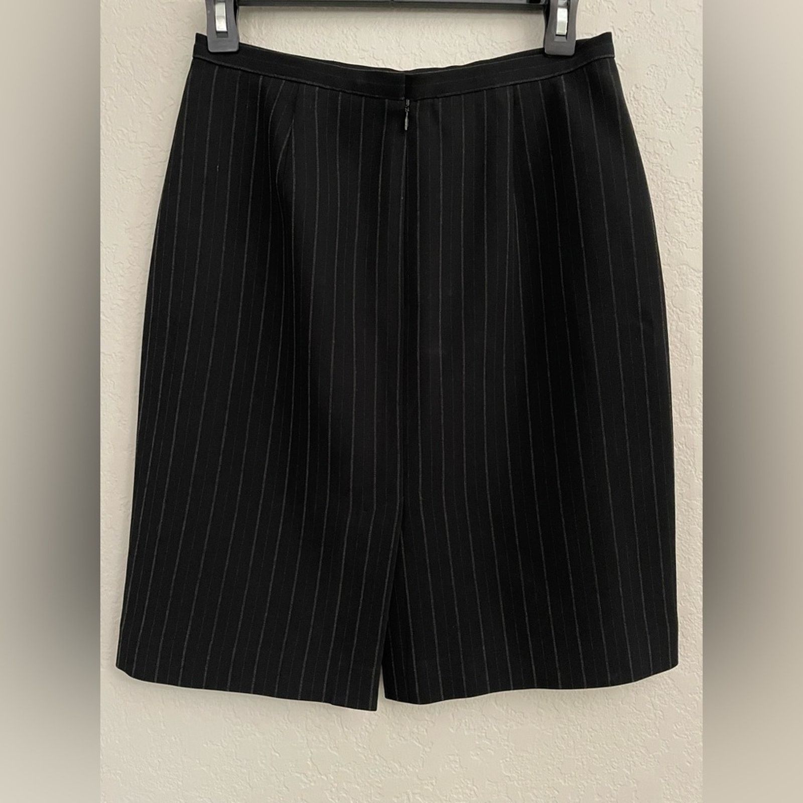 Ann Taylor Ann Taylor Black Skirt/Jacket Suit Set - Jacket 2P Skirt 6P Size XS / US 0-2 / IT 36-38 - 7 Thumbnail