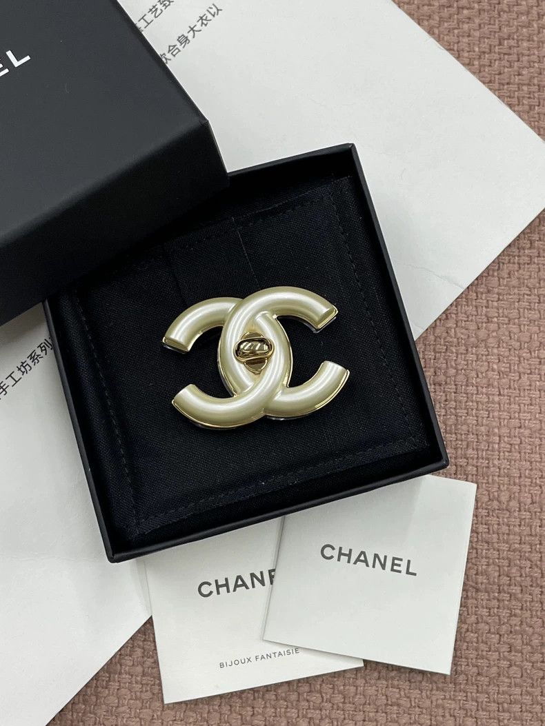 Chanel Chanel Pearl white double C brooch Size ONE SIZE - 1 Thumbnail