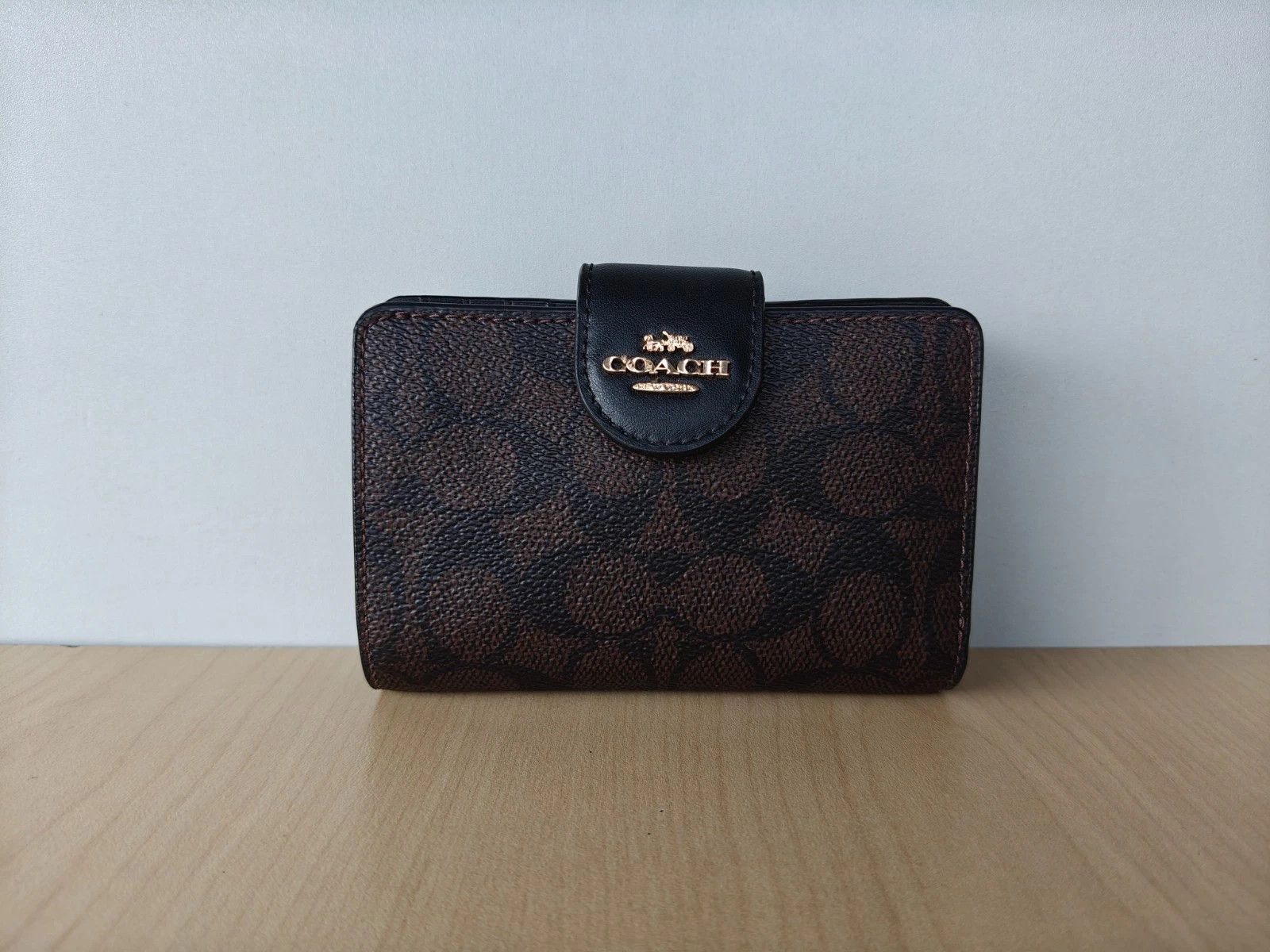 Coach Coach Medium Corner Zip Wallet In Signature T/1011 Size ONE SIZE - 1 Thumbnail