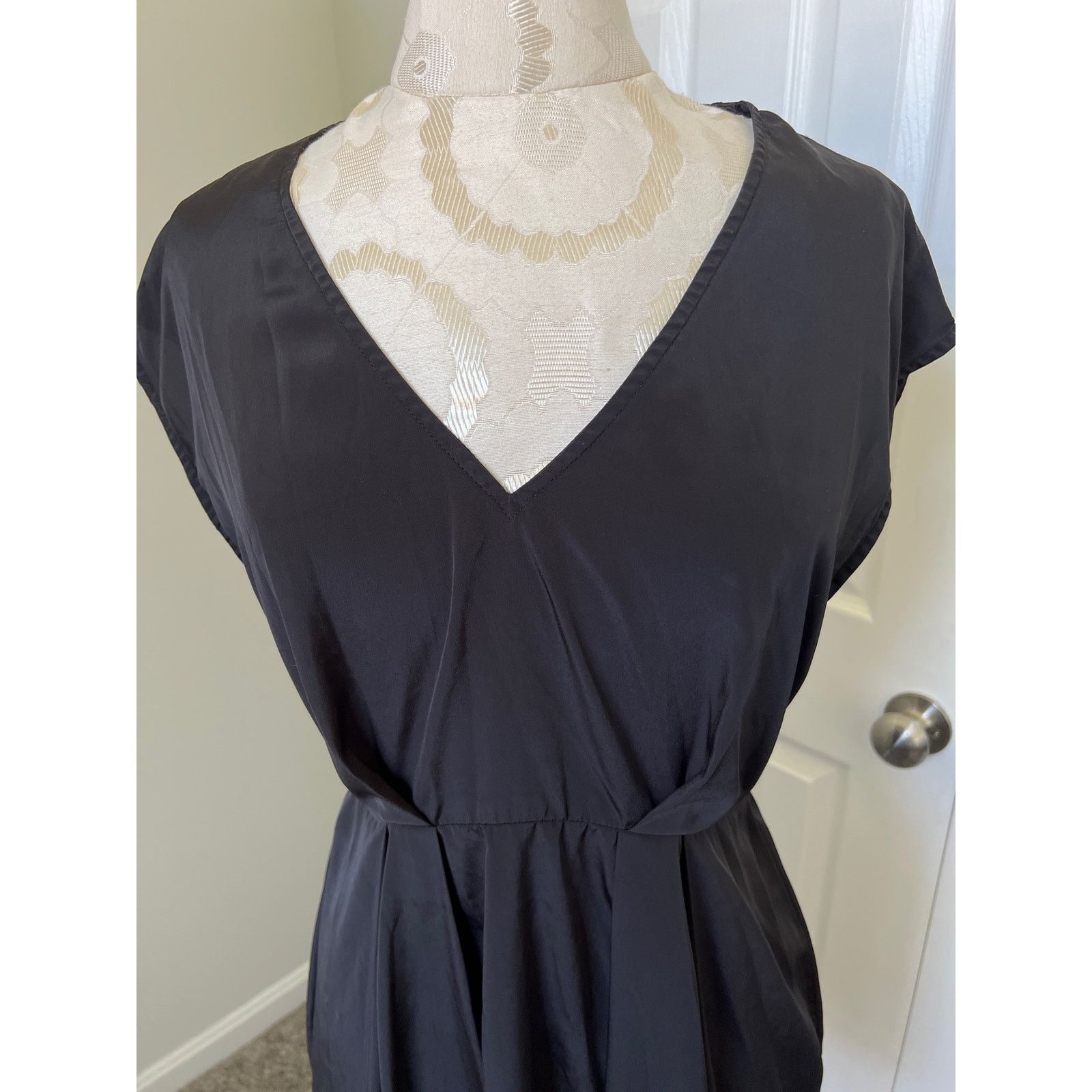 H&M H&M Short Sleeve Casual V-Neck Midi Dress Size 8 Size M / US 6-8 / IT 42-44 - 2 Thumbnail