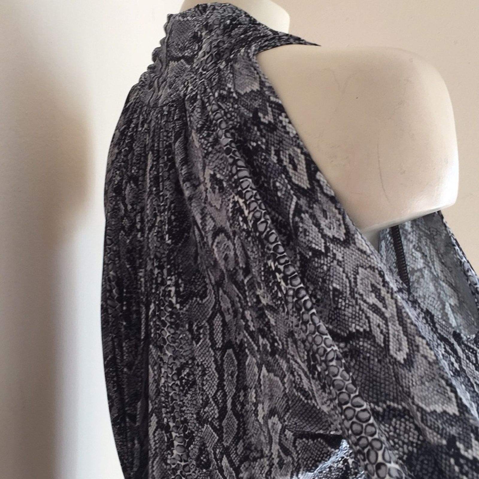 Bcbgmaxazria Snakeprint Blouse Bcbgmaxazria NWT$128 Size M / US 6-8 / IT 42-44 - 3 Thumbnail